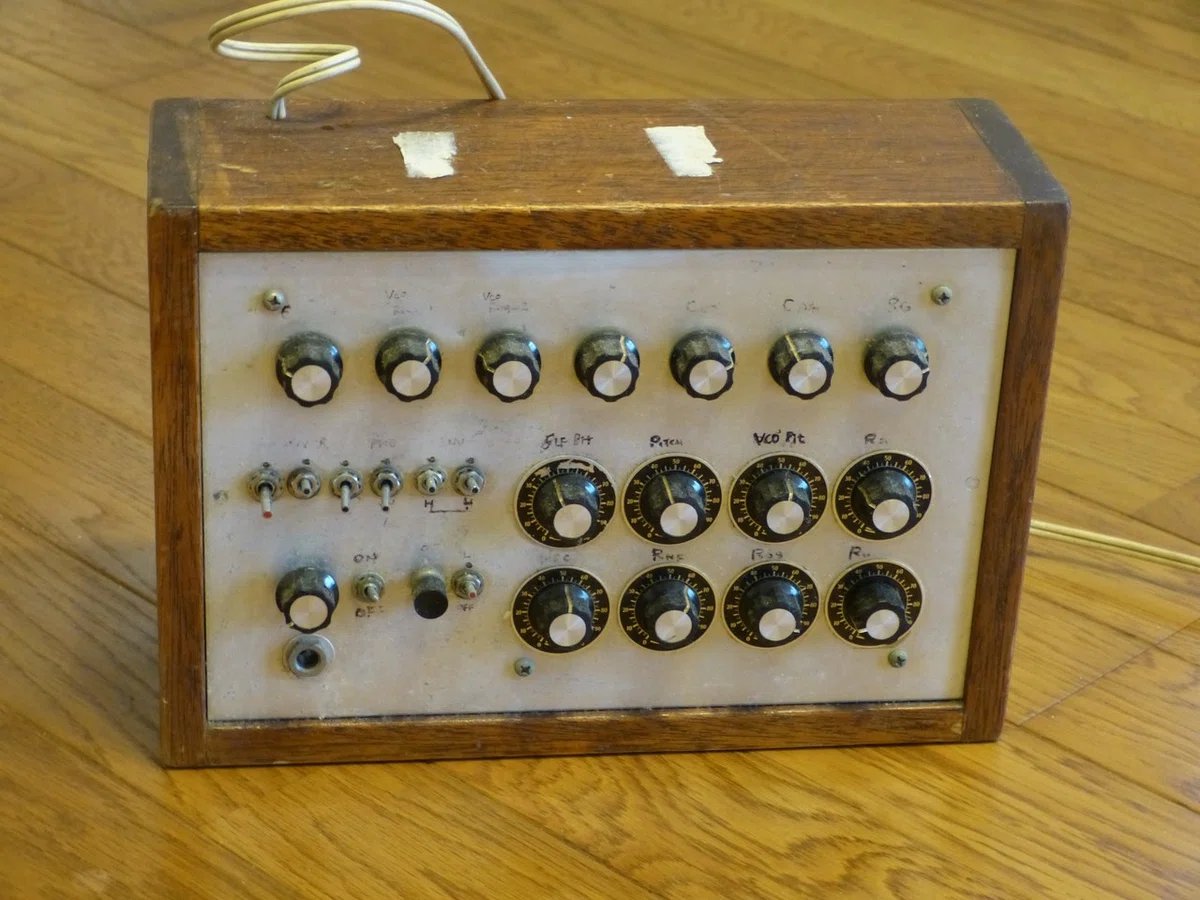 マナーズサウンド　ボイス P10 SN76477サウンドチップを利用したノイズ・シンセサイザー｜尾上