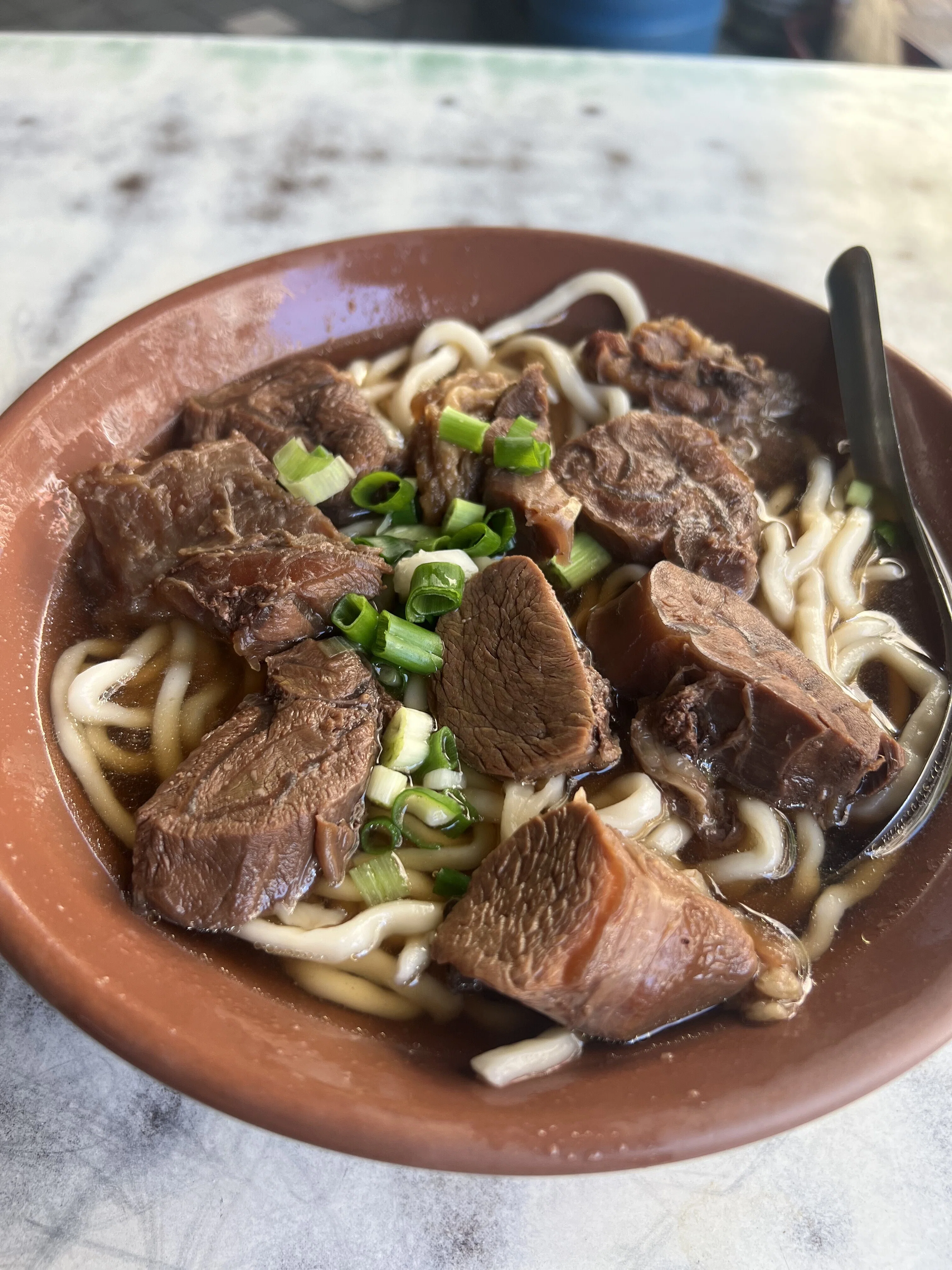 コラム】台湾の牛肉麺 ｜一杯に宿る歴史と味の物語｜くまチャイ