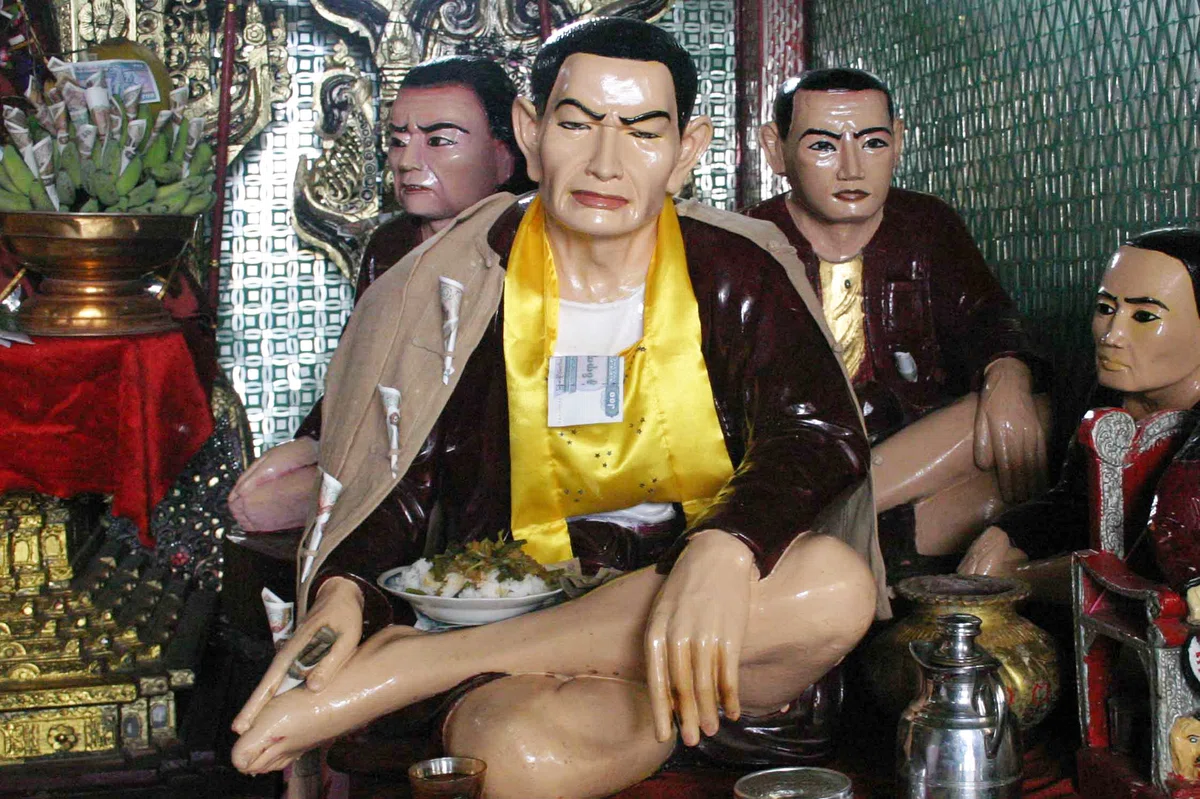 çèãç«ãŠæ°å³ã§åº§ãç·æ§åãè¡£ã«çŽå¹£ããã³çããããèã«è¶åšãšé£ã¹ç©ã®äŸãç©ã䞊ã¶ã