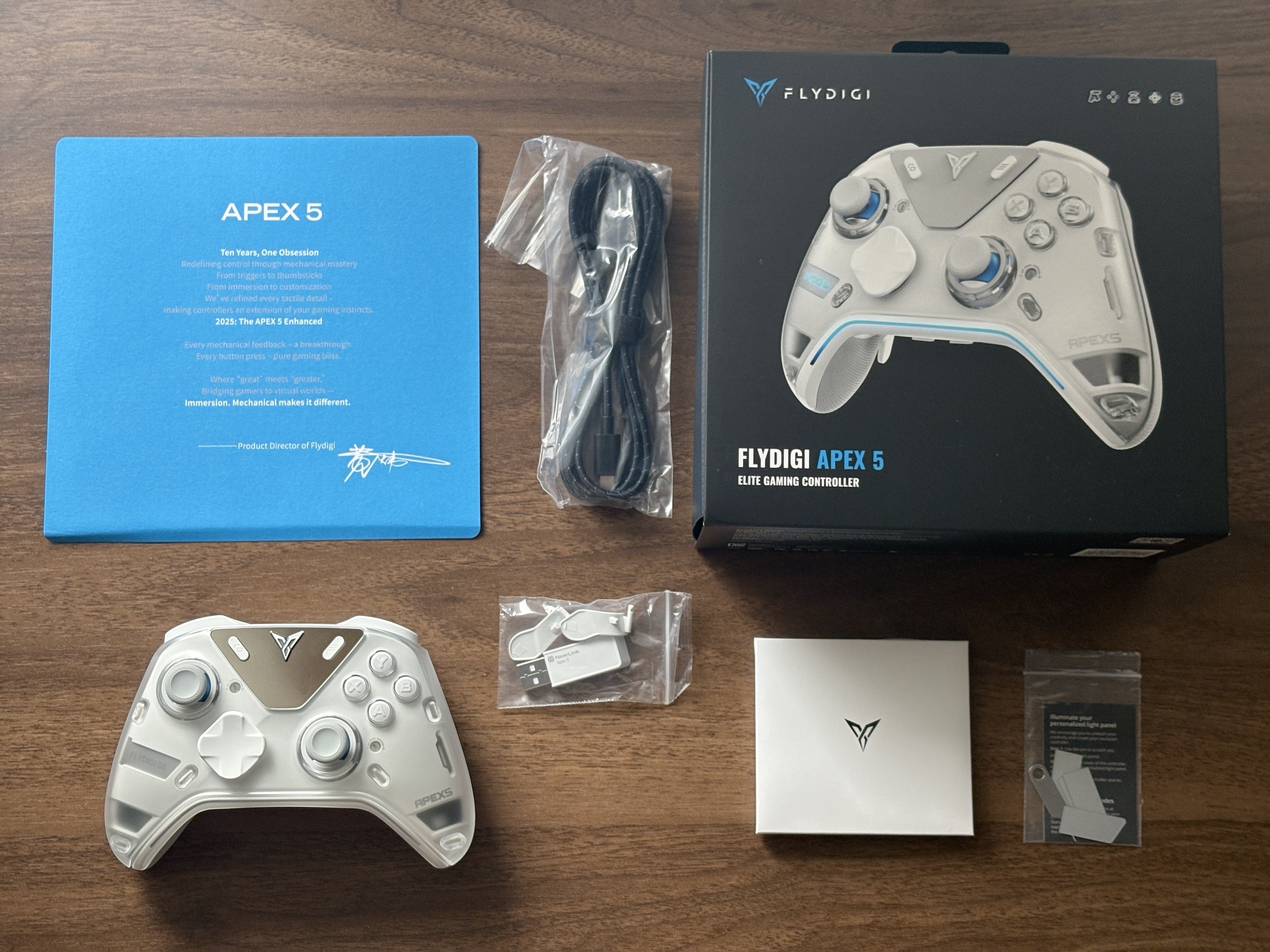 FLYDIGI APEX5 換えのスティックと十字キー付 Flydigi APEX 5 レビュー