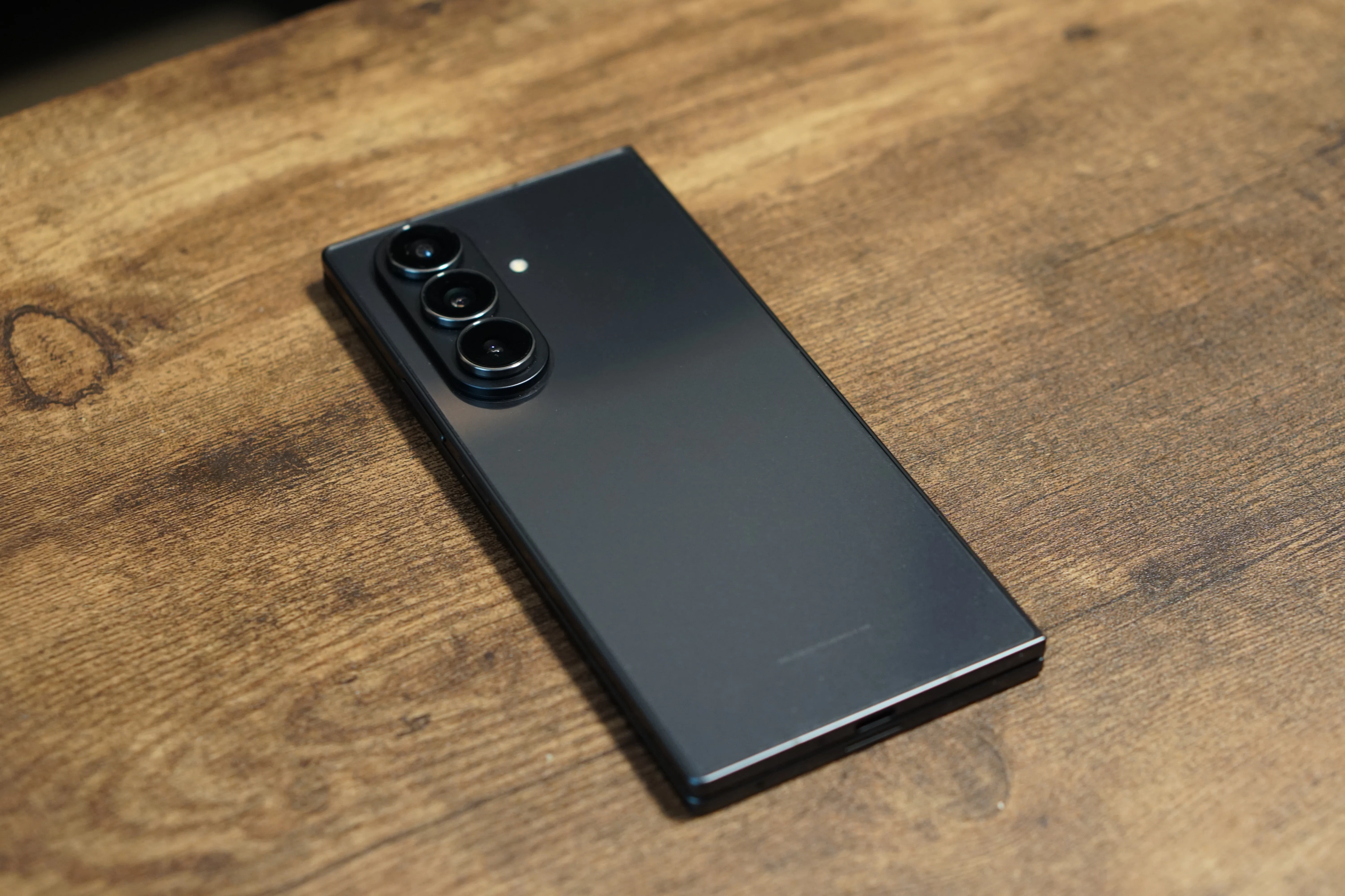 折りたたみ式携帯電話 ブラック/ブラウン 折りたたみスマホの薄さを最大限に活かすためにしたこと【Z Fold7