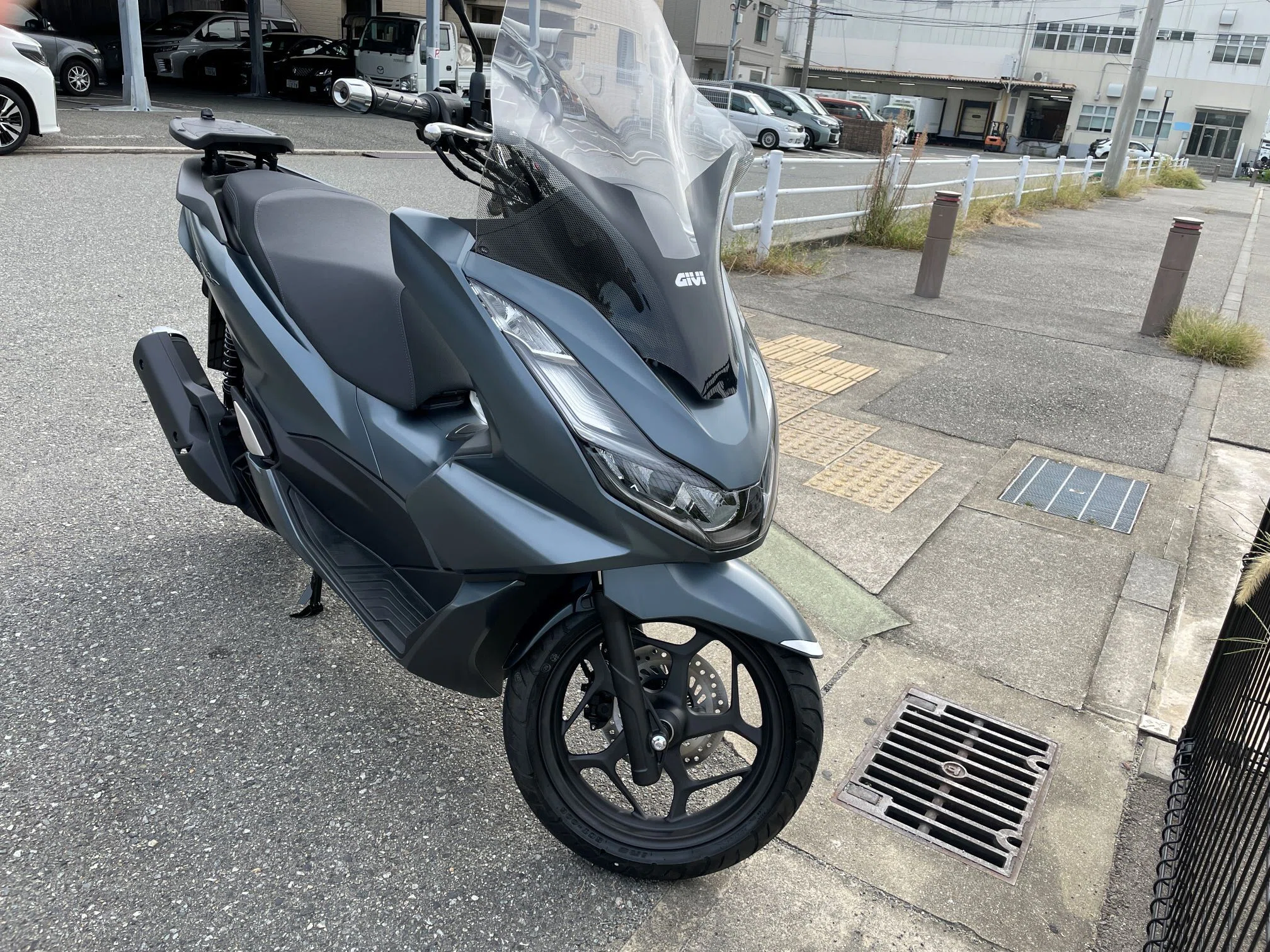 PCXを3代購入した21年式レビューと強みー異様になじむサイズ｜ゼータ【Z】