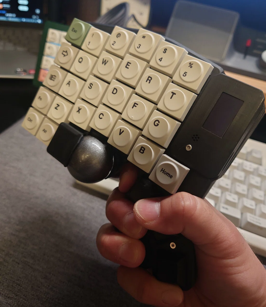 自由な操作の極致：トラックボール内蔵の分割キーボードが最高です