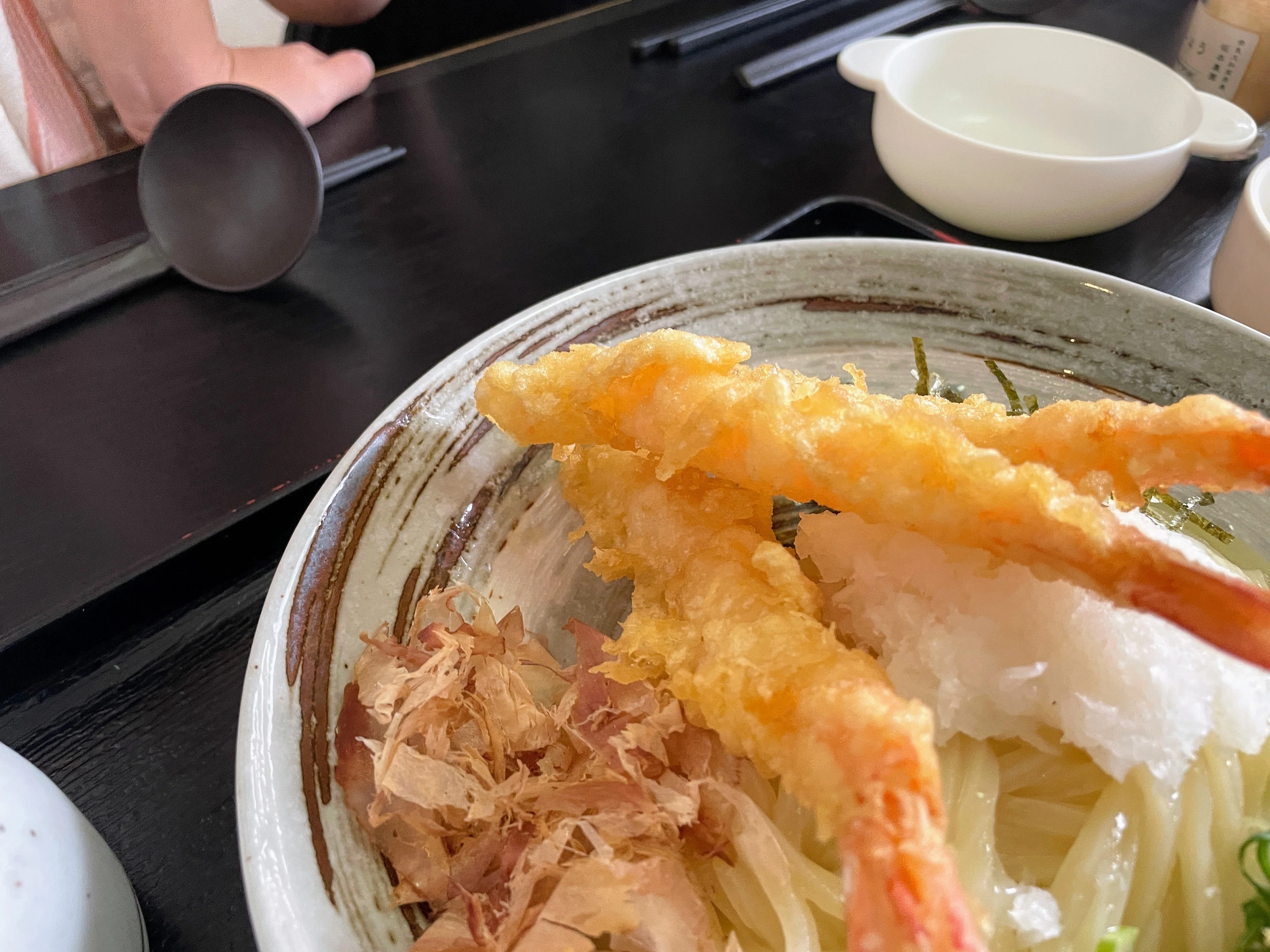 大地のうどん「えび天おろしぶっかけ」この強靭なコシの強さ神的な