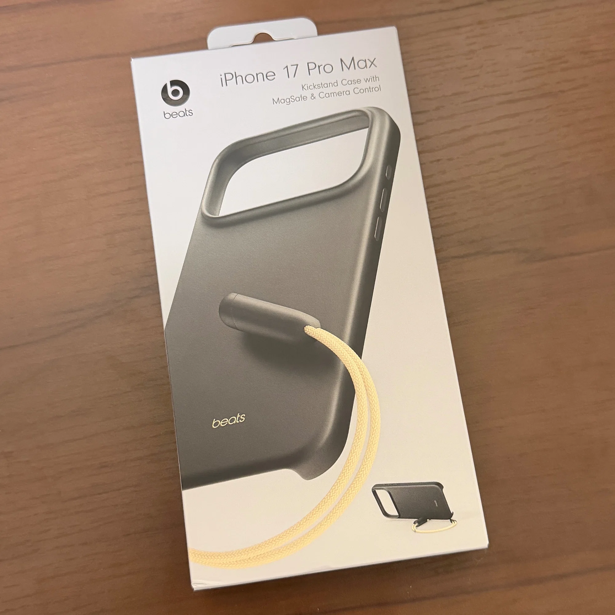 Beatsのキックスタンドケースがストラップで立てられていい[iPhone17 