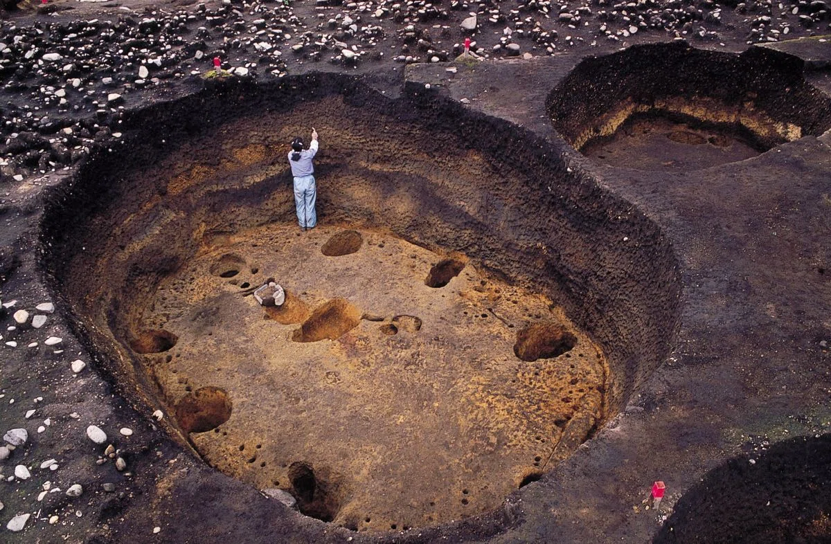 石器　黒曜石　矢尻 縄文時代　天然石　北海道 大船遺跡 世界遺産・縄文遺跡群を巡る旅／深すぎる竪穴建物「大船遺跡」の謎