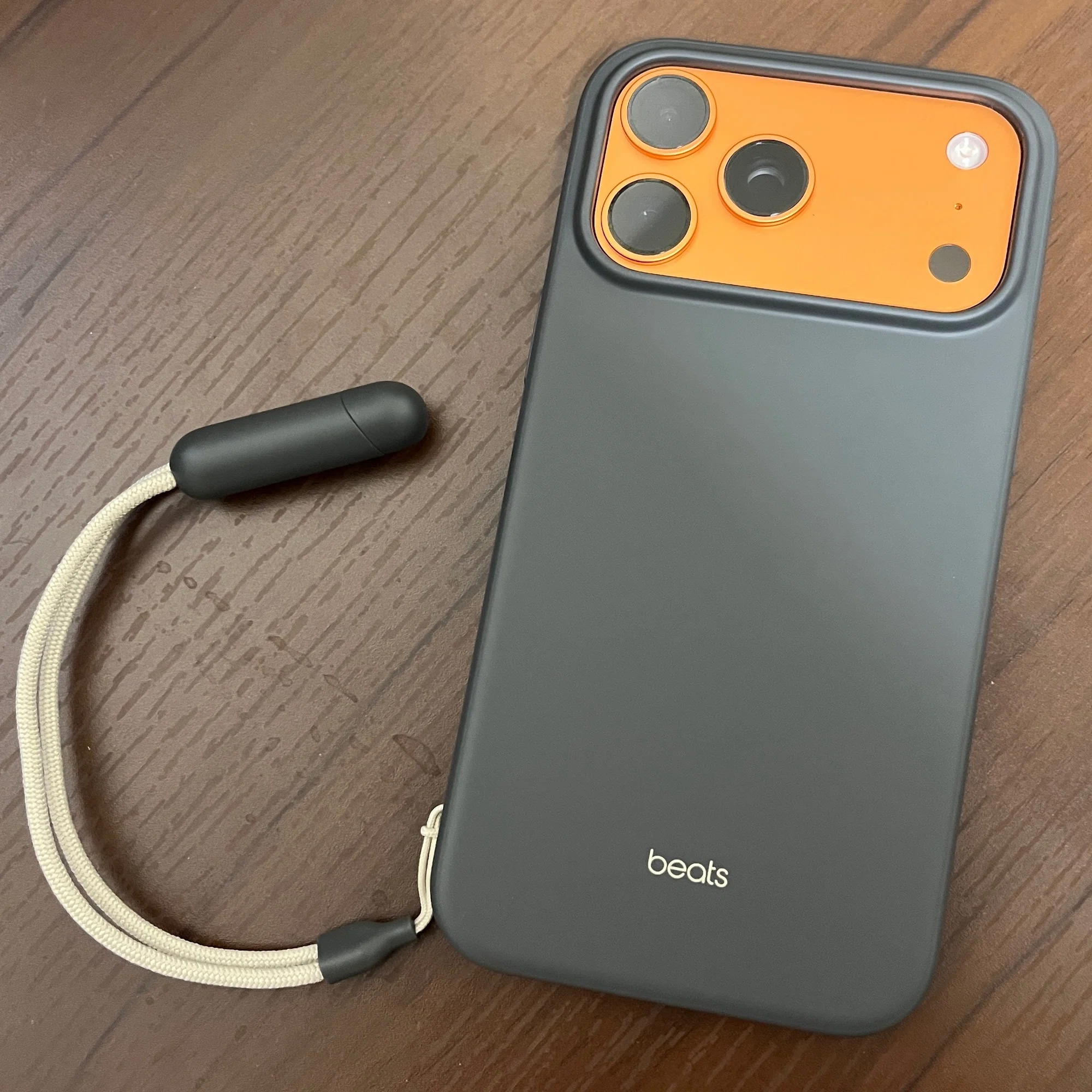 Beatsのキックスタンドケースがストラップで立てられていい[iPhone17 