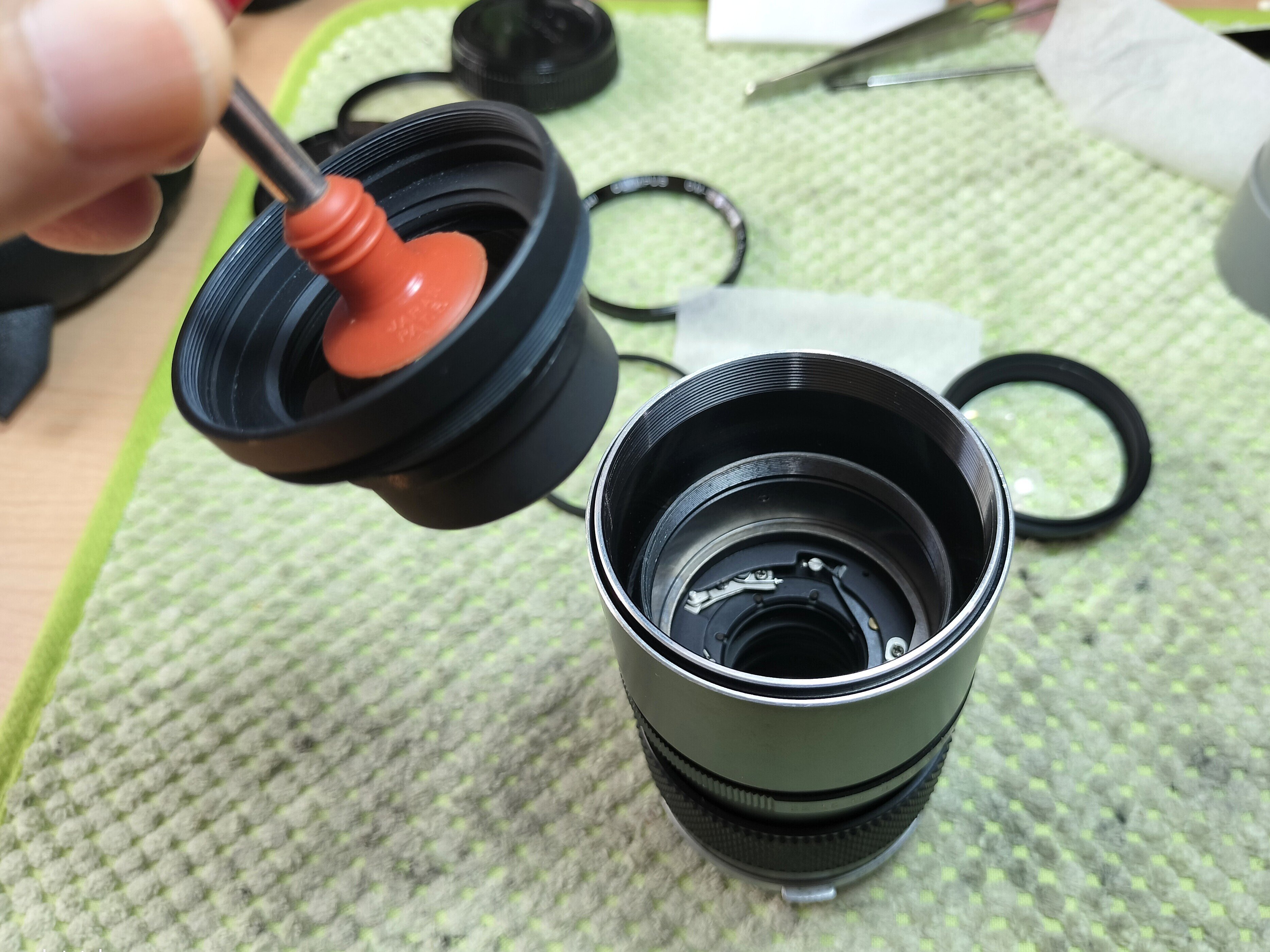 オリンパス OM-SYSTEM 135mm F/2.8の分解｜フィルムカメラ修理のアクア