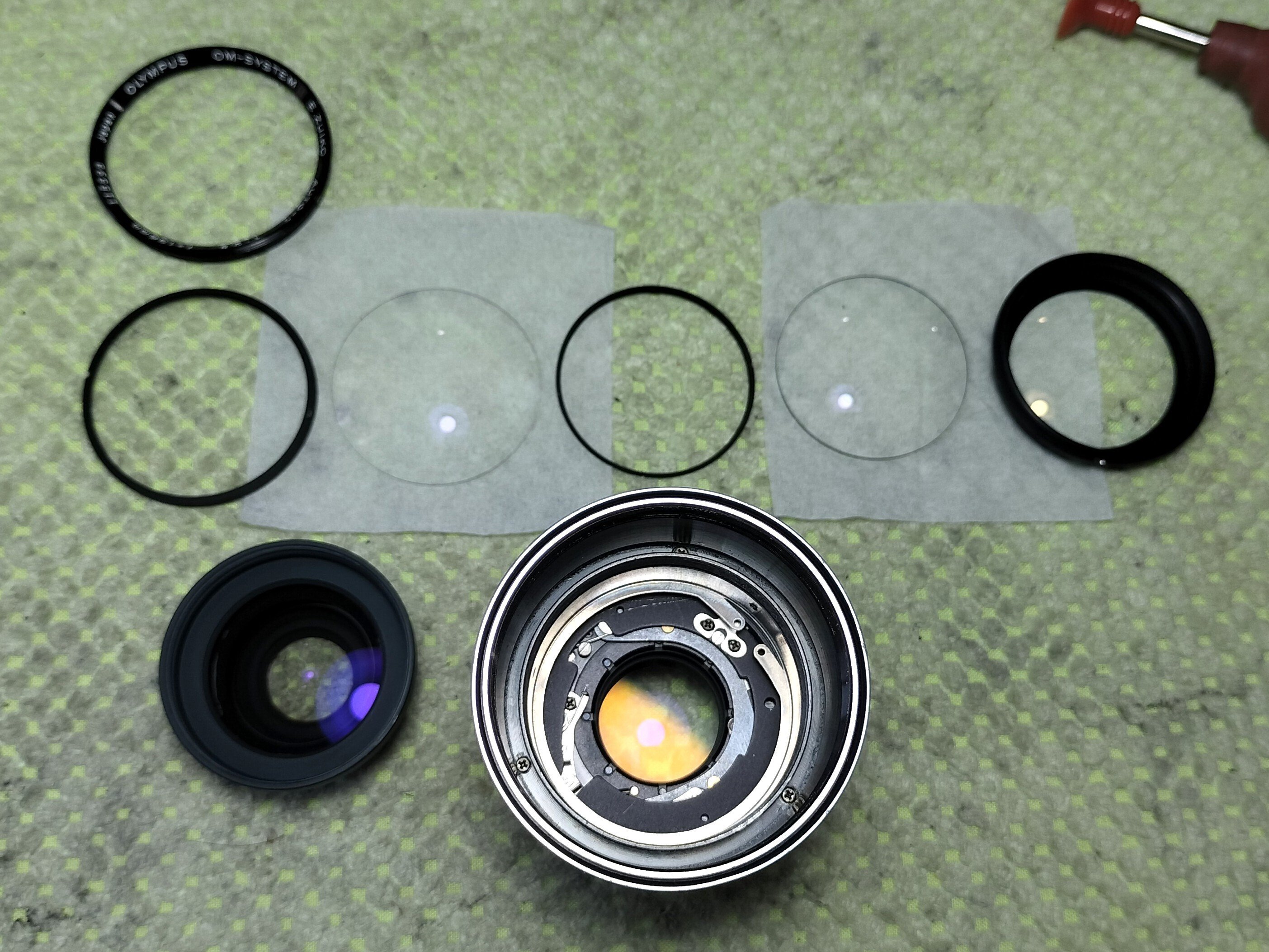 オリンパス OM-SYSTEM 135mm F/2.8の分解｜フィルムカメラ修理のアクア