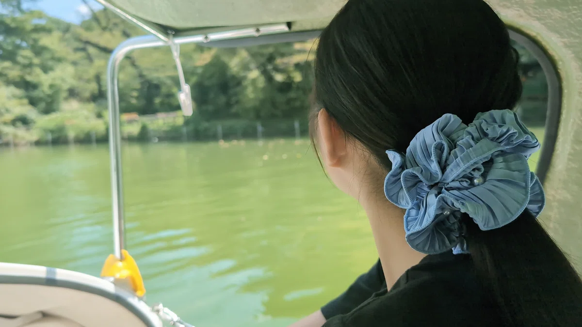 ボートを漕ぐ少女の後ろ姿の写真