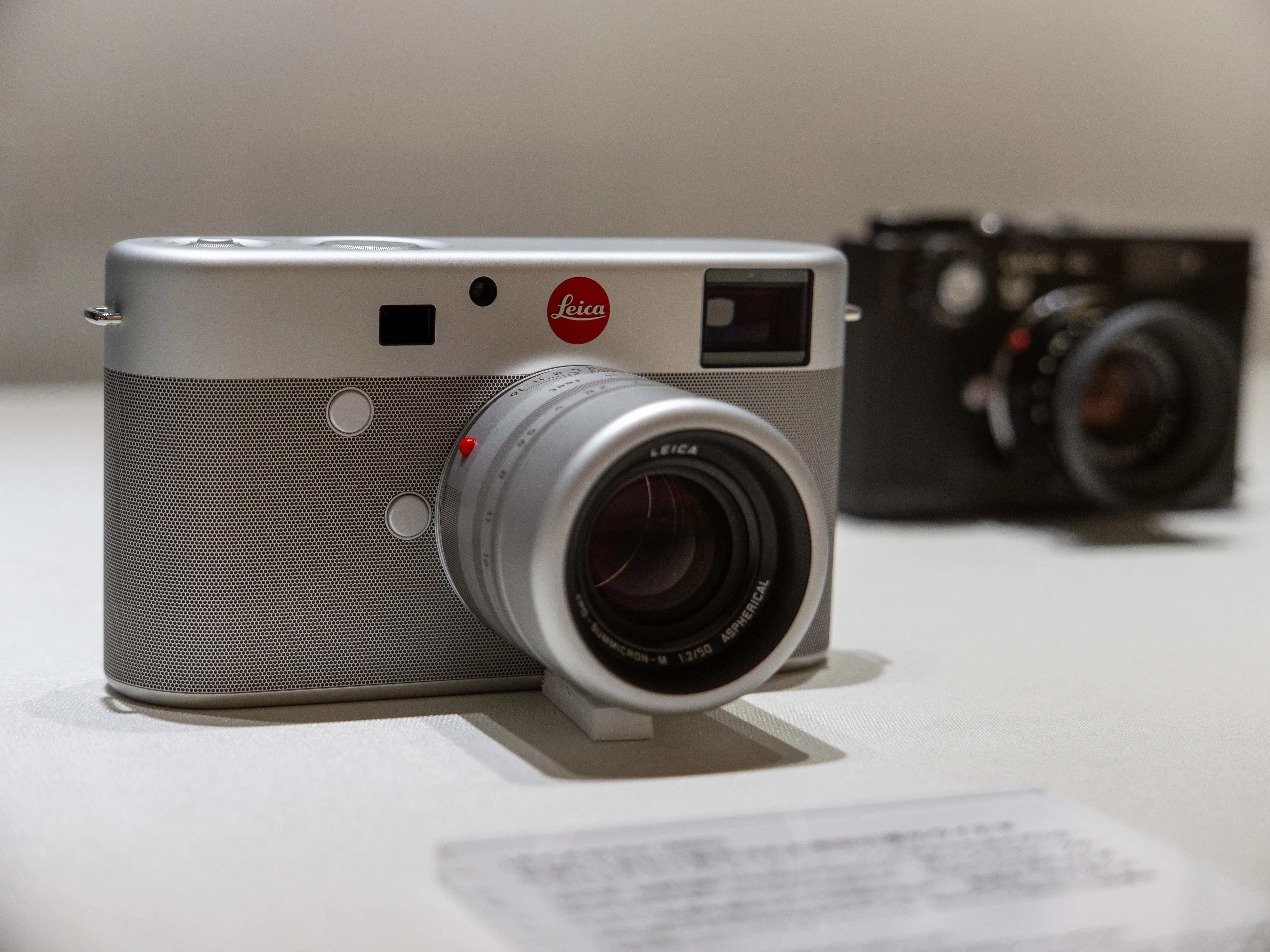 ライカLEICA D-LUX8を携えて、「ライカの100年：世界を目撃し続けた1
