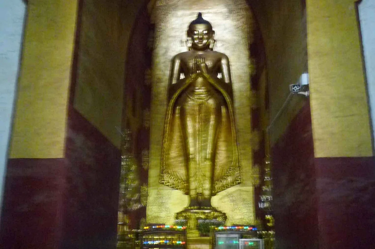 アナンダ寺院・南面のカッサパ仏。黄金の立像