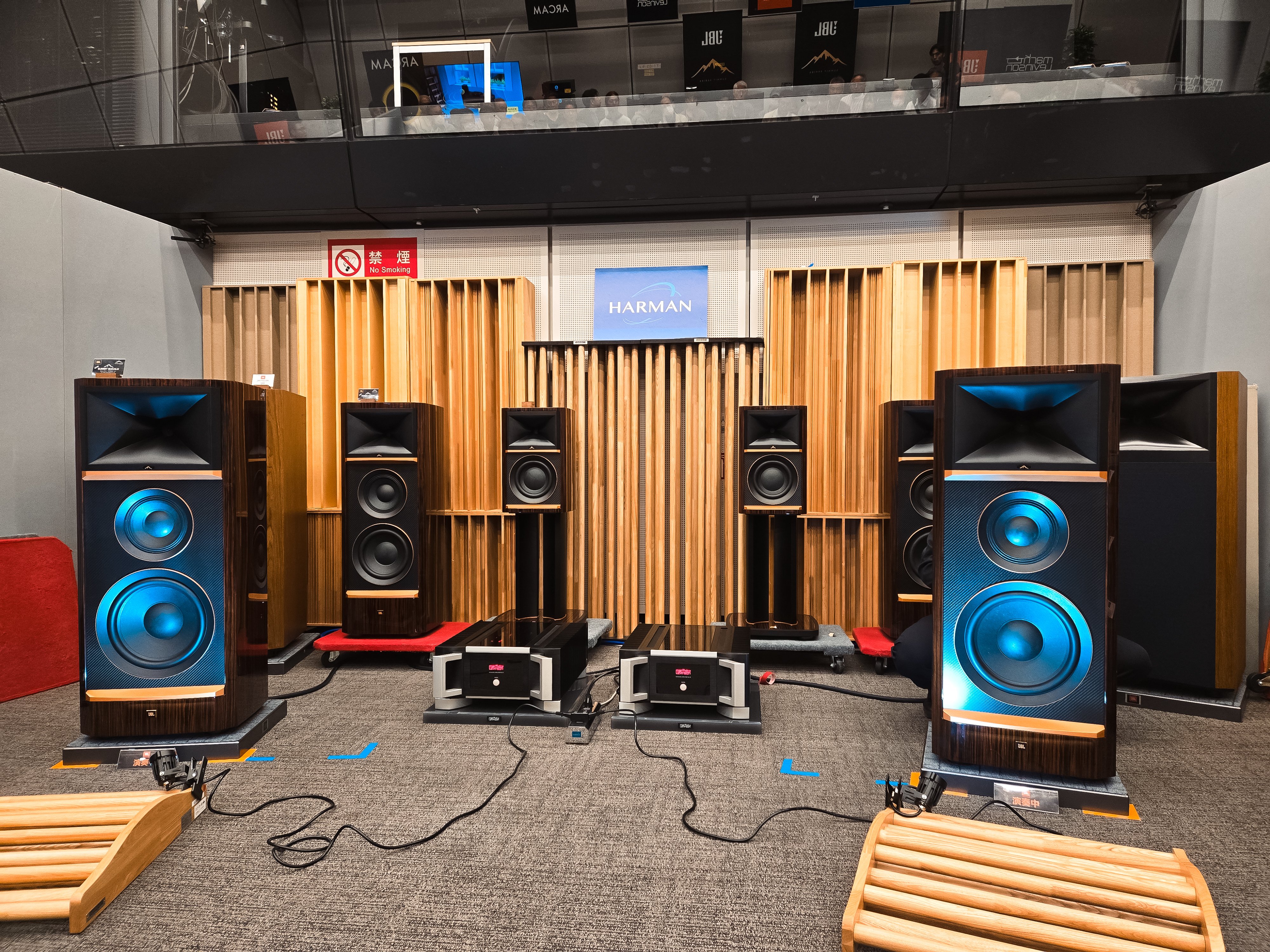 JBLはデカいが正義。青のバッフルが神。――インターナショナル