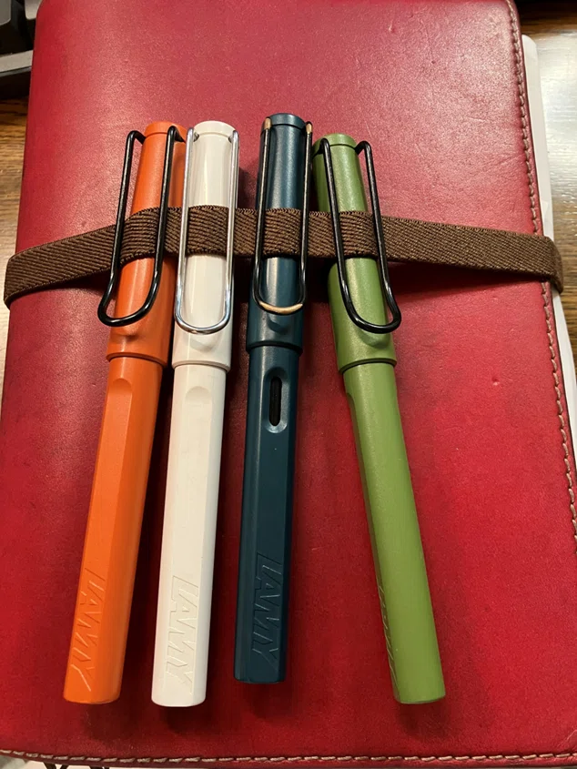 LAMY4本をほぼ日手帳カズンにくっつけるためだけの赤いペンケース｜革