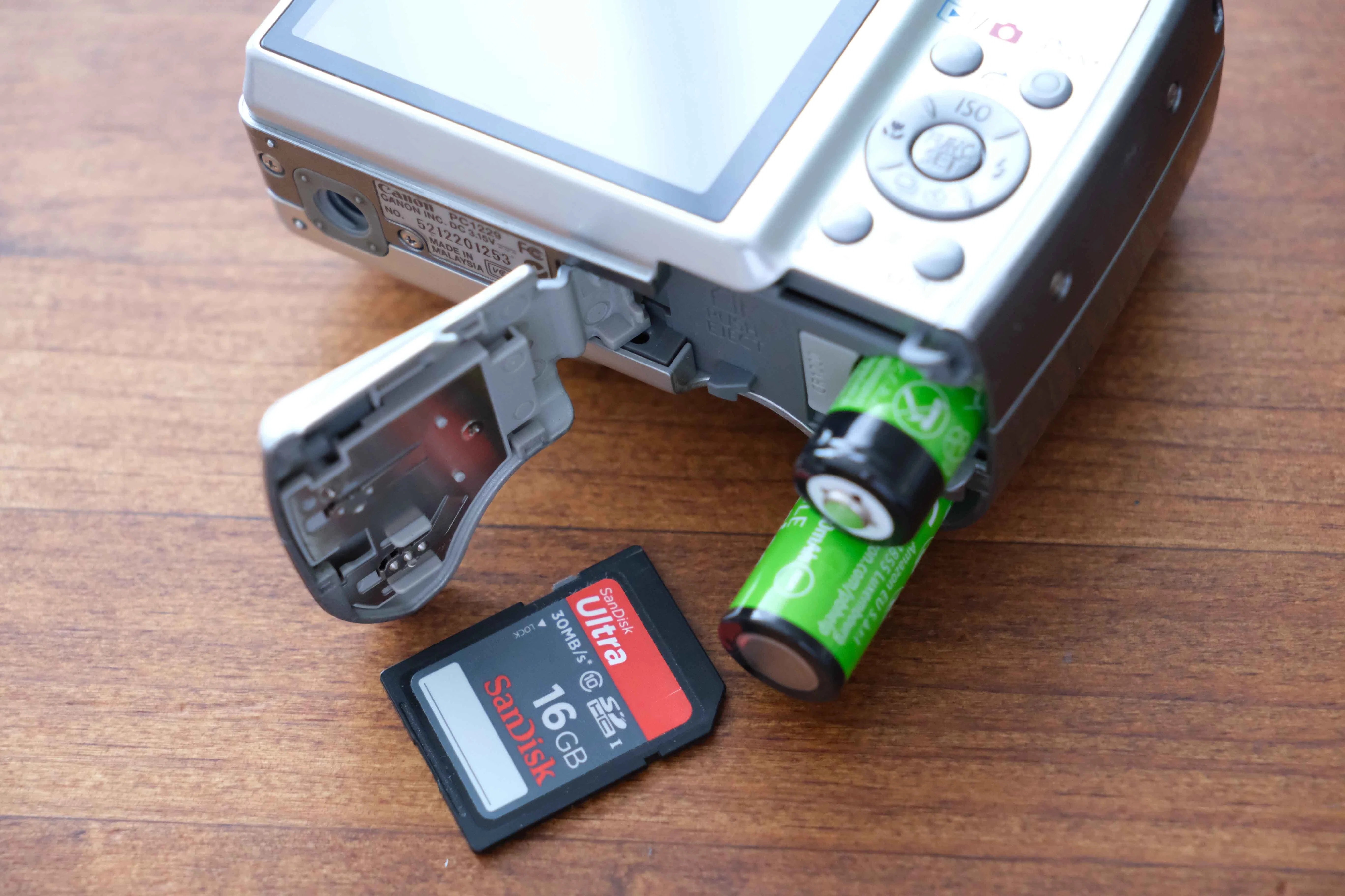 オールドコンデジの世界】Canon PowerShot A560 ・グリップがgood