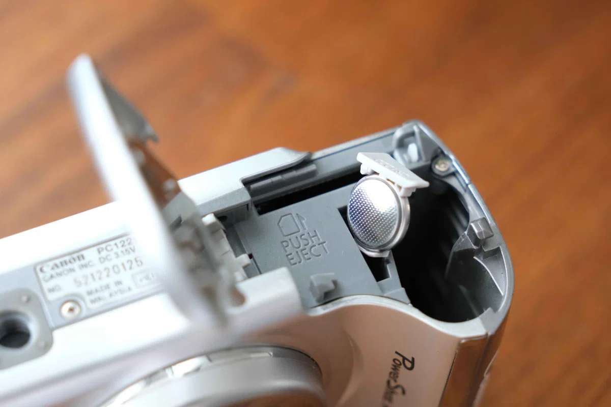 オールドコンデジの世界】Canon PowerShot A560 ・グリップがgood 