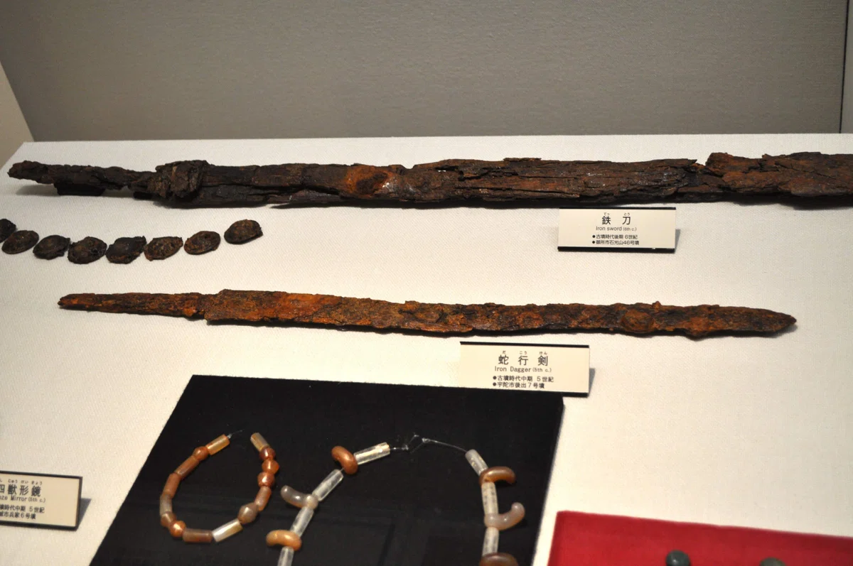 縄文の蛇行石剣と古墳時代の蛇行剣|ヒデチャコ