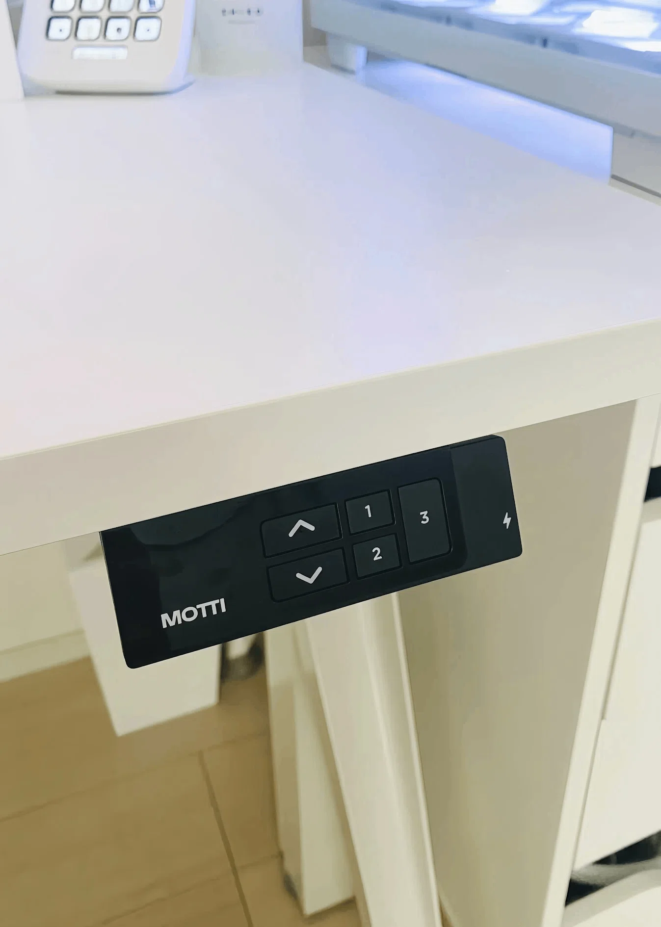 台湾発のおすすめ 電動昇降デスク レビュー｜おしゃれ×静音×高機能な白