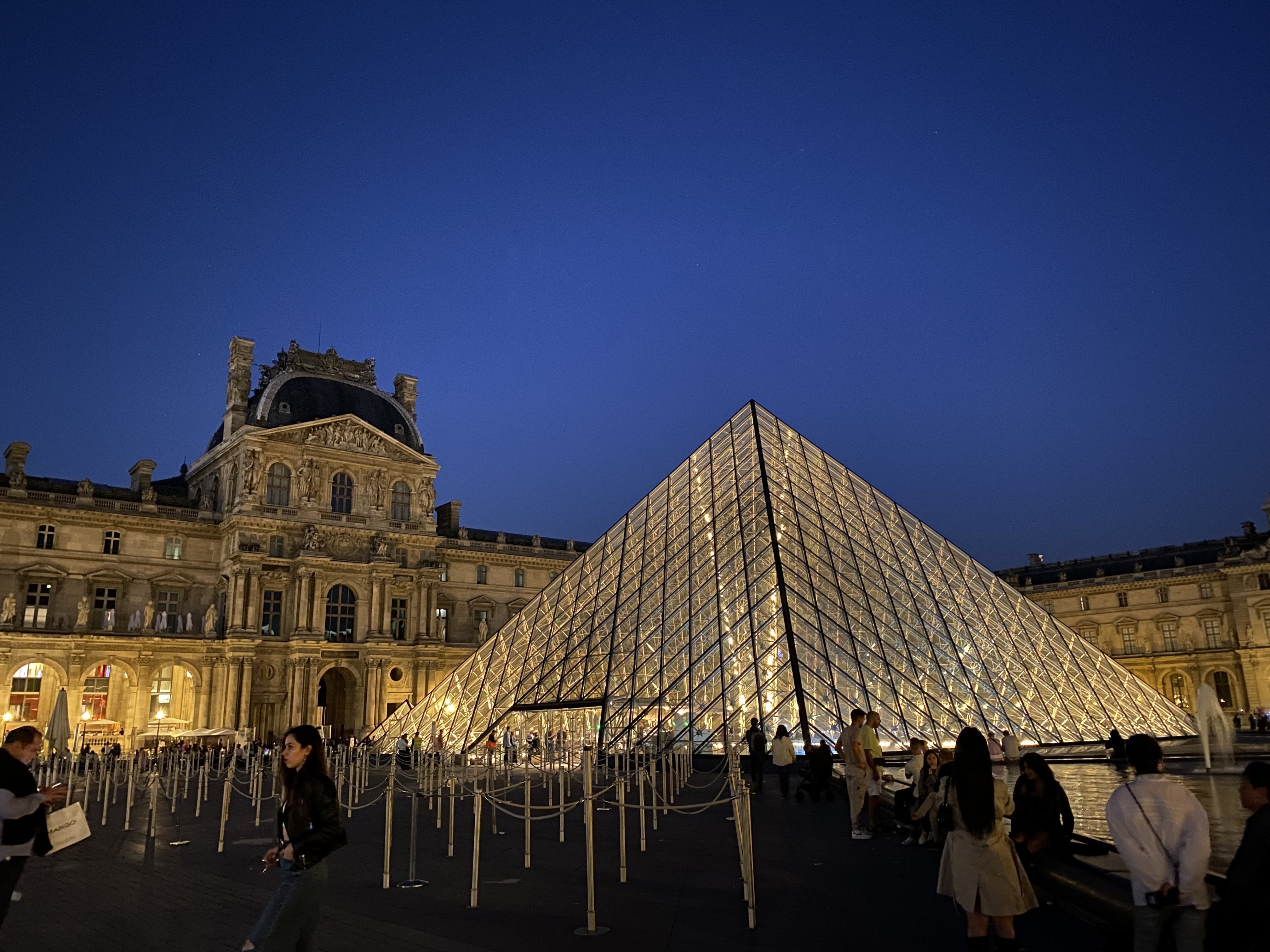 ルーブル美術館で購入 真正リトグラフ（版画）　パリ市庁舎 ルーブル美術館で購入 真正リトグラフ（版画） パリ市庁舎 - メルカリ