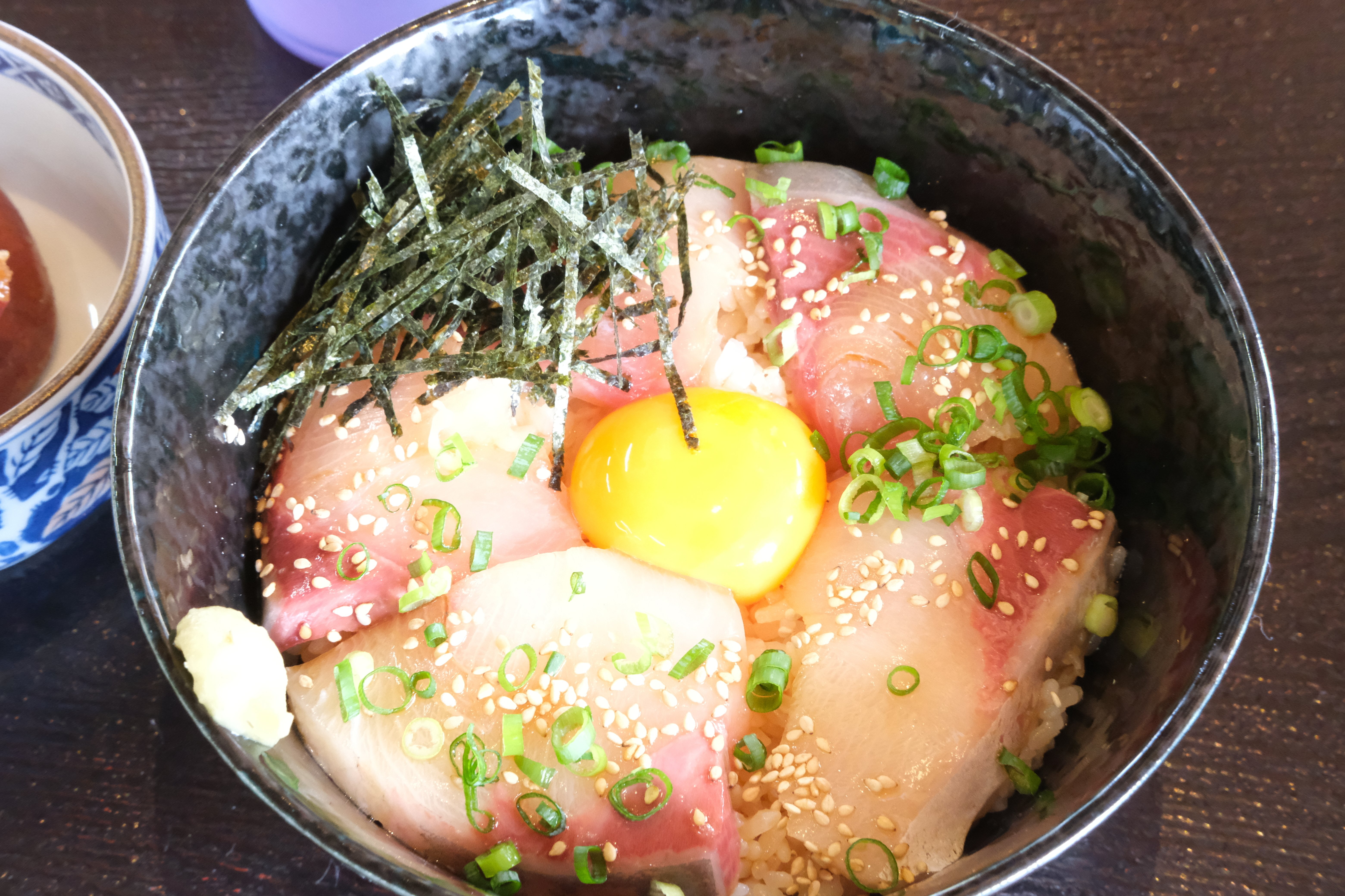 まご丼 四国強化月間①【高松】海鮮食堂じゃこ屋のハマチ丼｜Shima