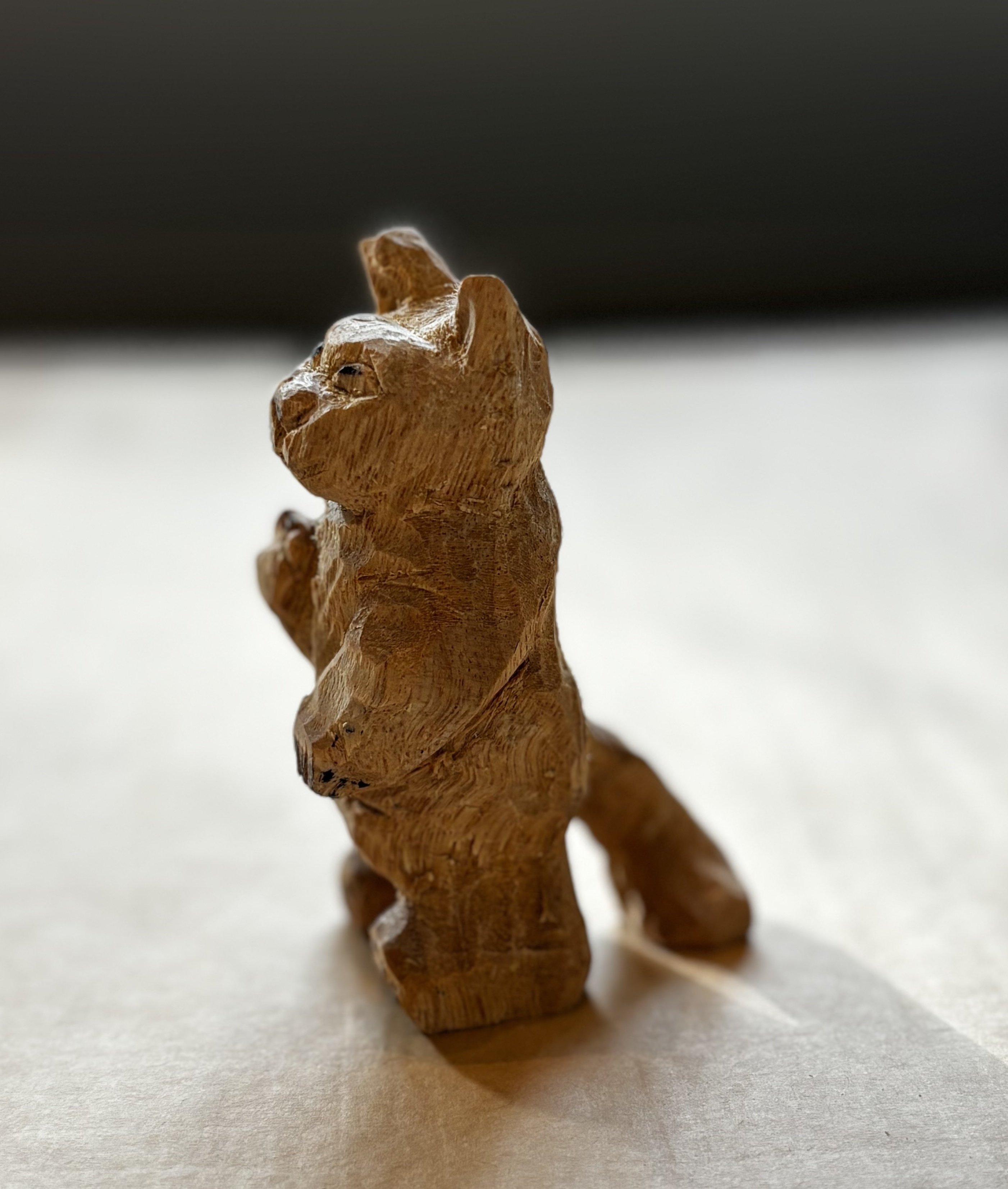 usaneko　戸川五十生　tiny cats 　樟にアクリ猫の木製彫刻 usaneko 戸川五十生 tiny cats 樟にアクリ猫の木製彫刻 かわうそ画廊