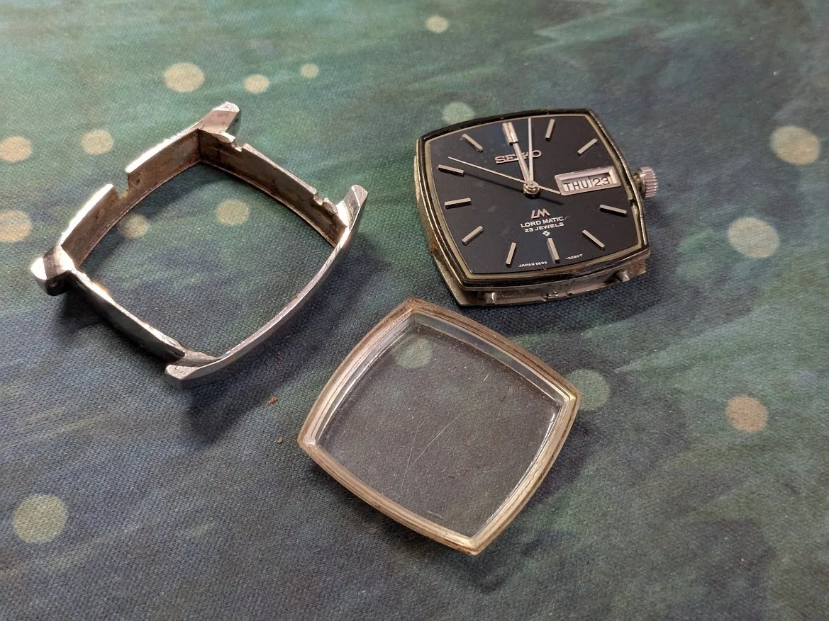 No.351 | Seiko | 5606-5000 | 妙な割れ方をしている風防の時計｜と