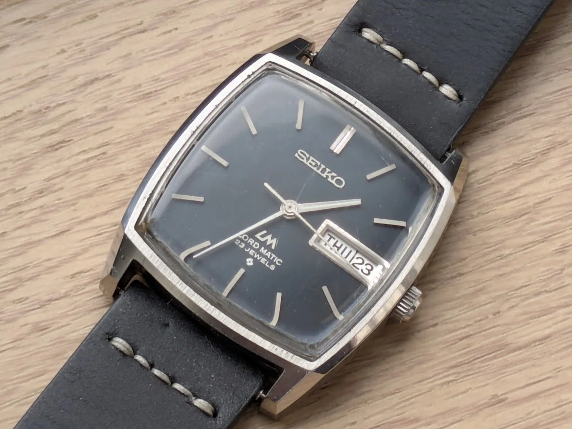No.351 | Seiko | 5606-5000 | 妙な割れ方をしている風防の時計｜と 