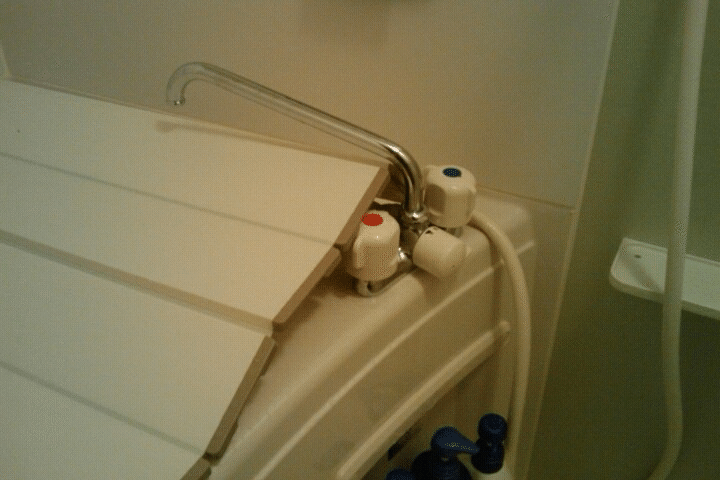 蛇口つきユニットバスでも干渉せずに使える風呂のフタについて・他