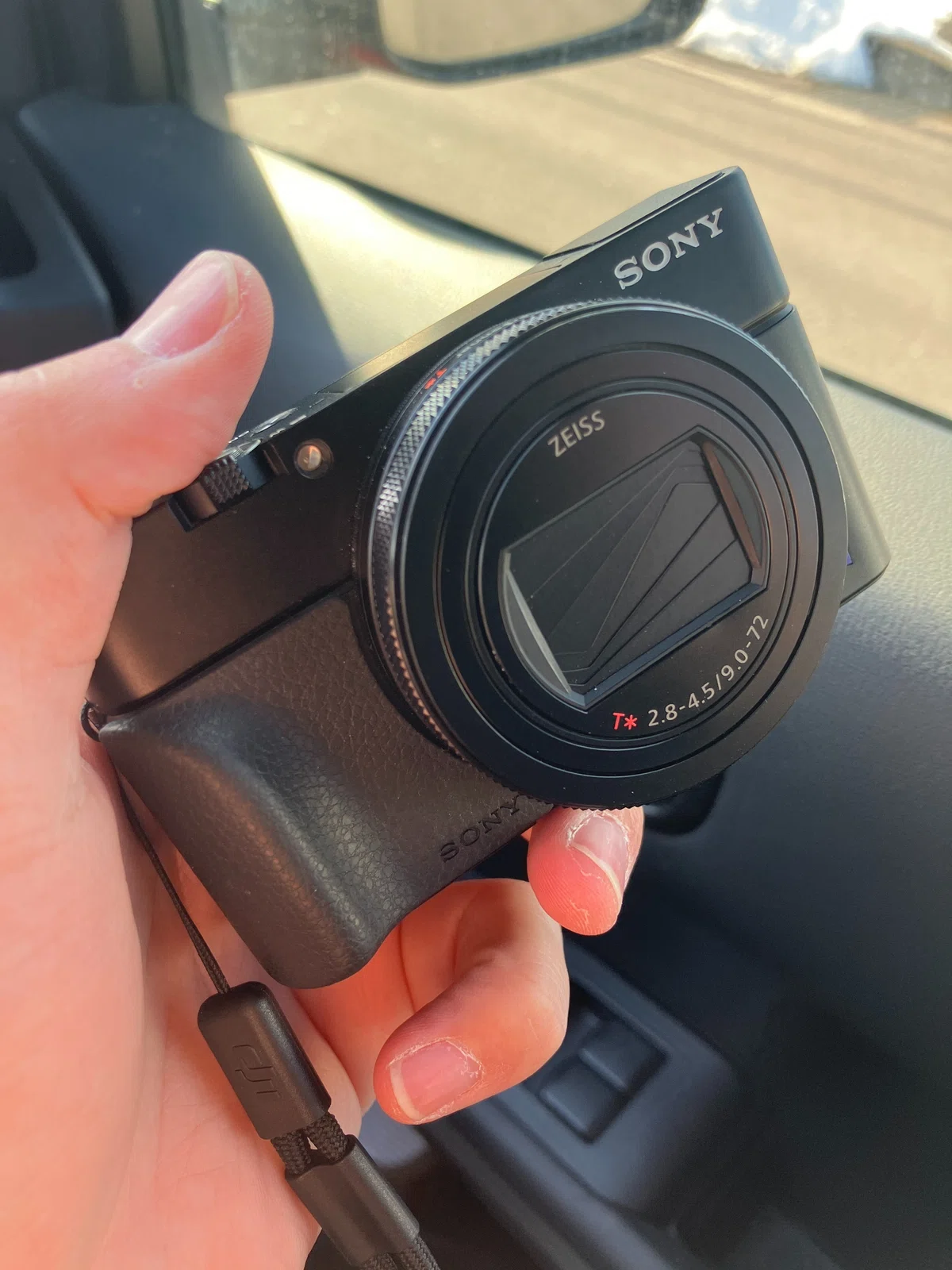SONY RX100m7 デジタルカメラ・エラーメッセージ有り ほんとは裸で使い 