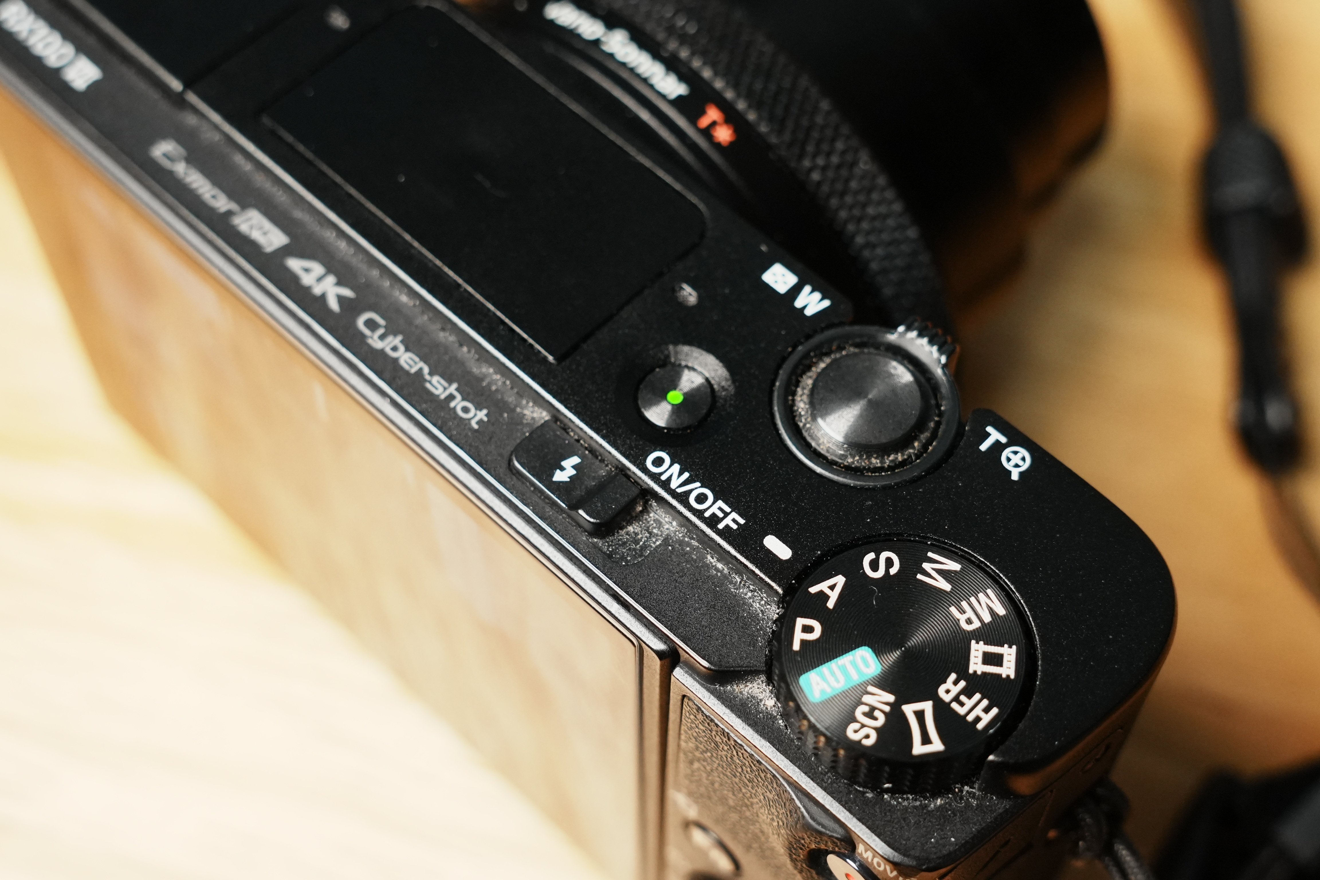 ほんとは裸で使いたい 〜RX100系の電源ジレンマ〜｜おかたろ