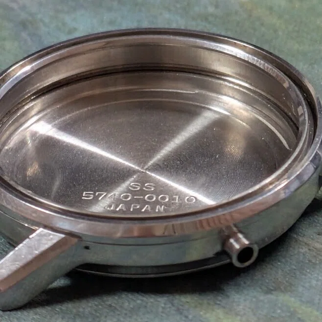 No.352 | Seiko | 5740-0010 | 風防の割れ目から汚れが浸入した時計