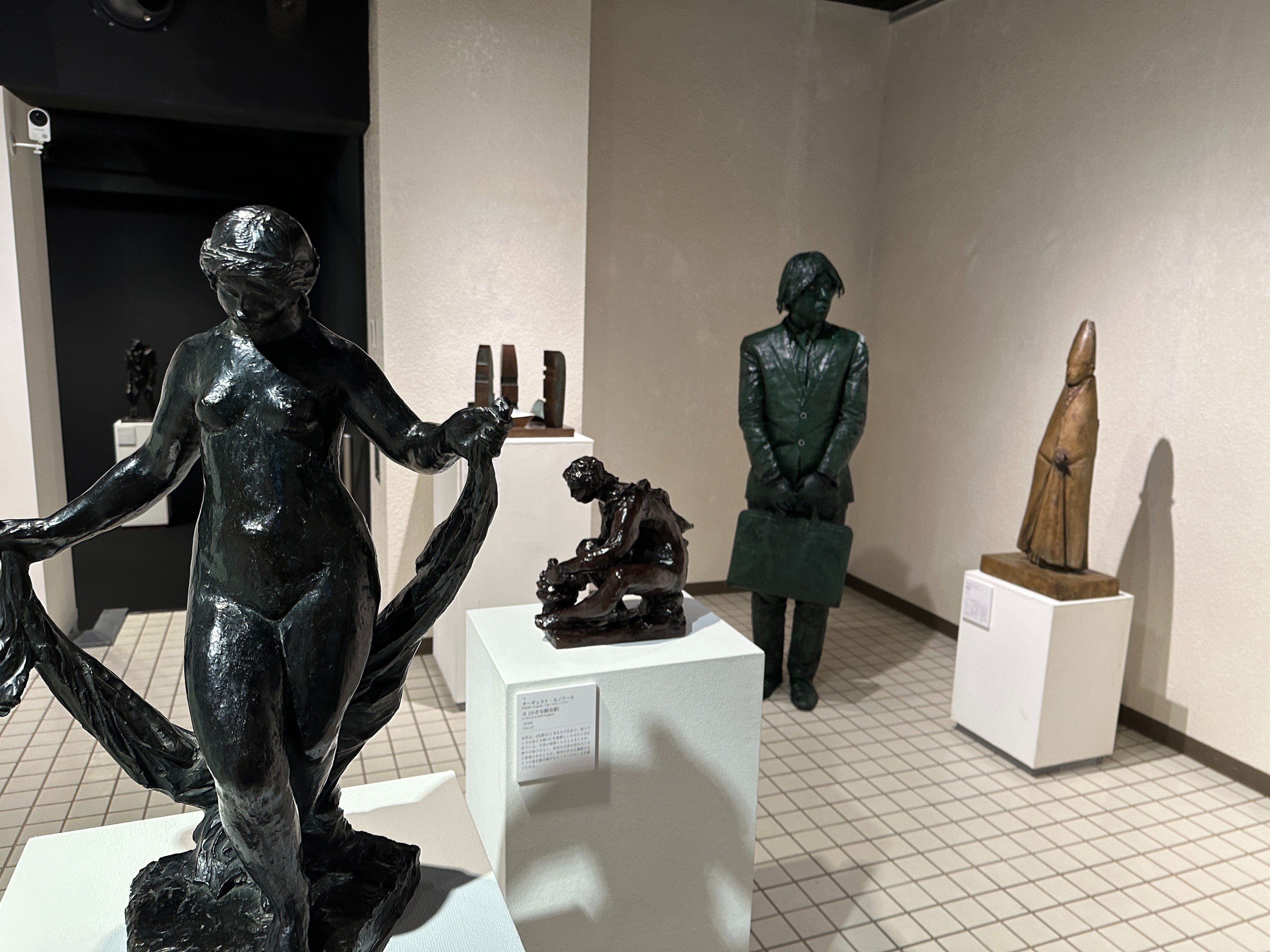 生きた彫刻・ミドリーマンが美術館に展示中の彫刻と共演。歴史的な