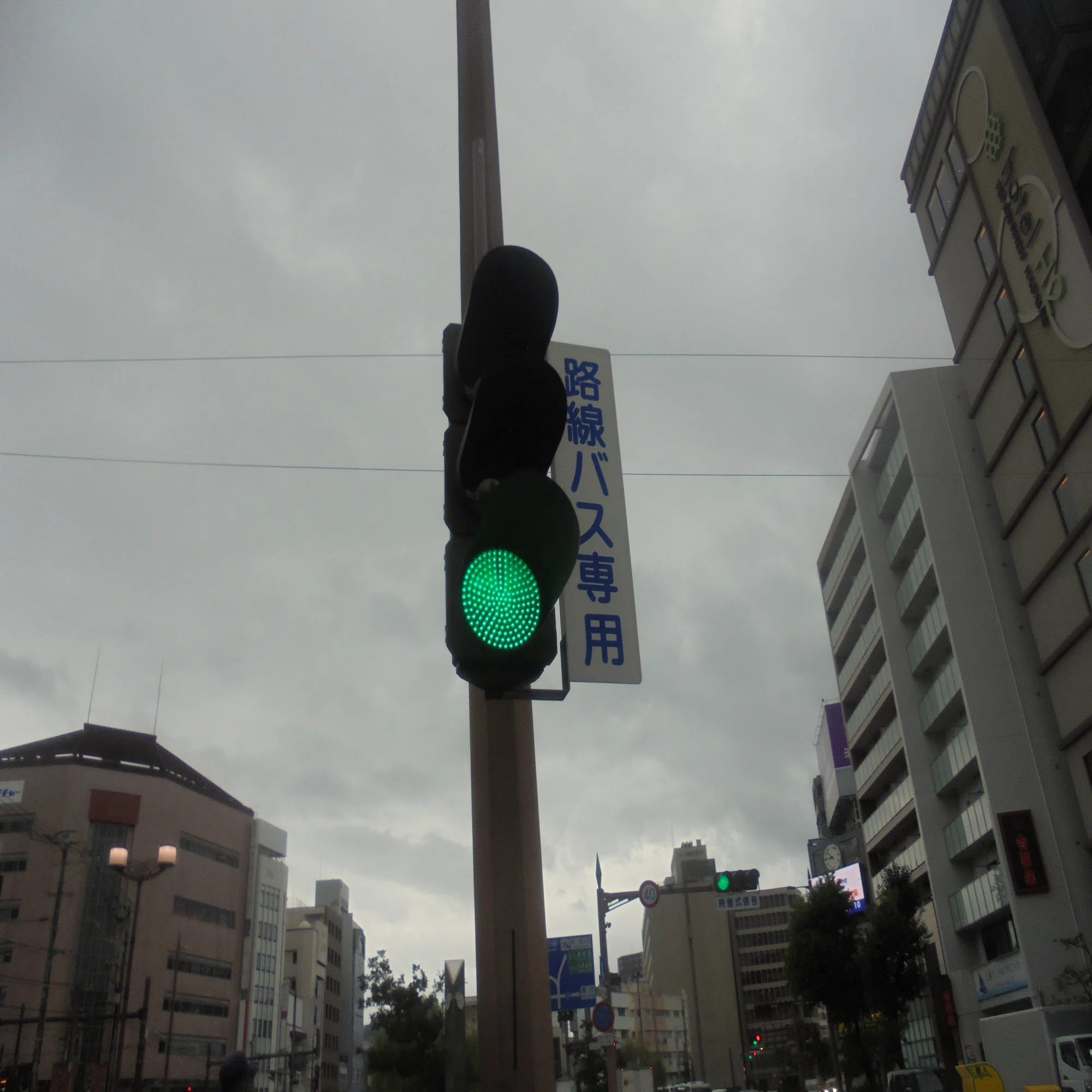長崎県長崎市にある路線バス専用信号機と青色のスクールゾーンの標識 