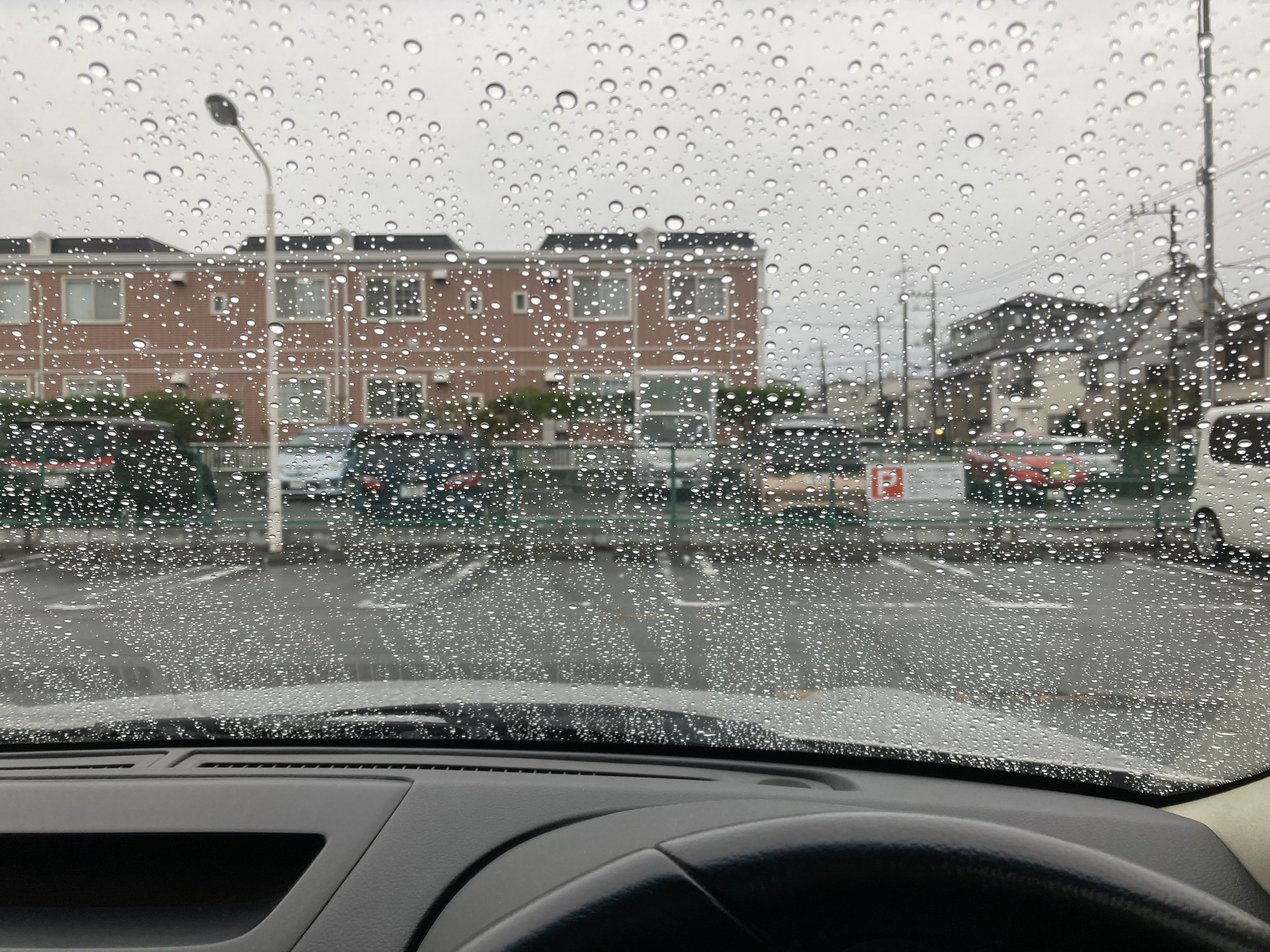 短歌一首】 不意に雨屋根を叩きて車窓にはみるみる雫のカーテン降りぬ