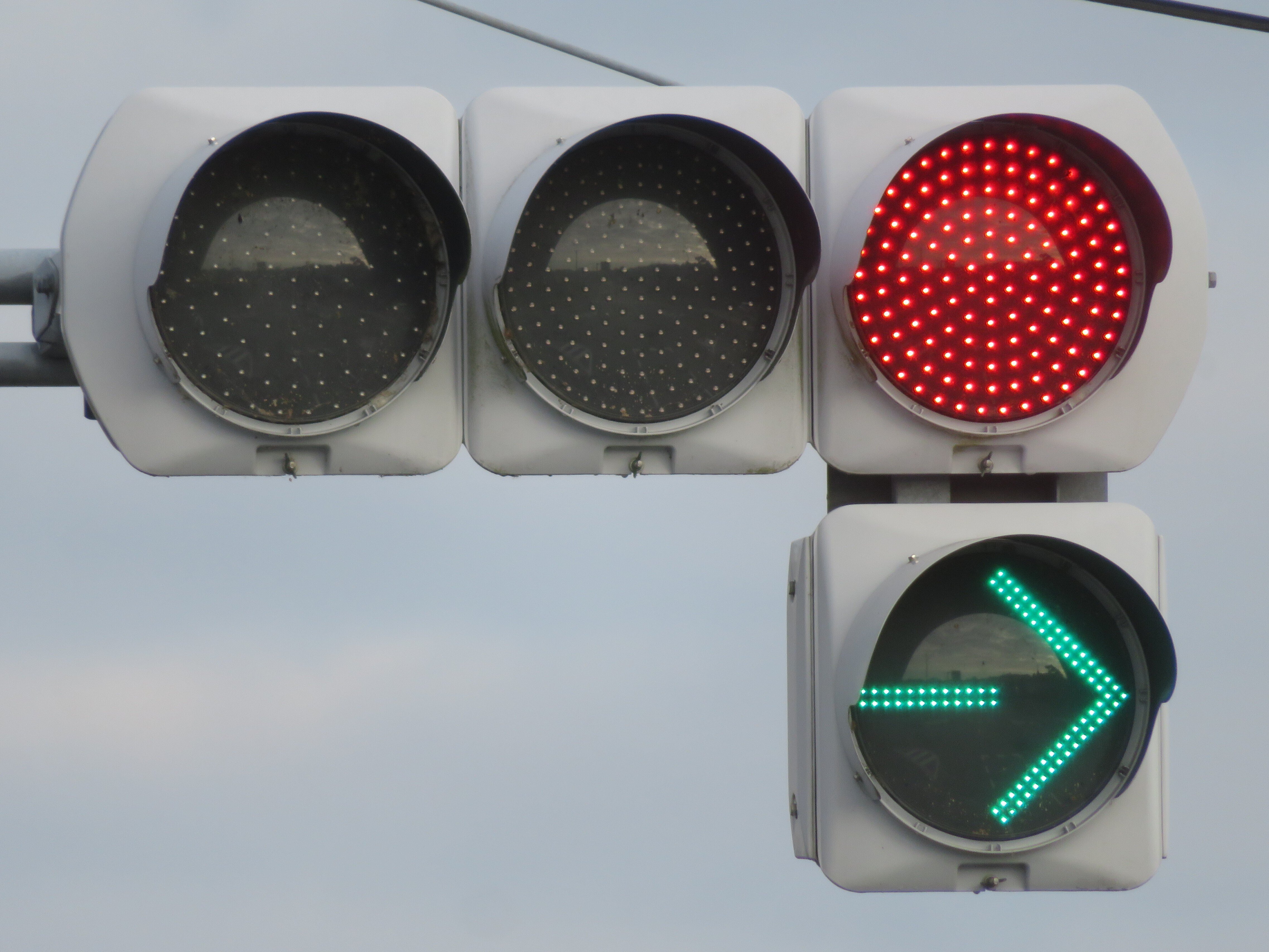 山口県の信号機】3色薄型の信号灯器に厚型矢印信号灯器｜るーと