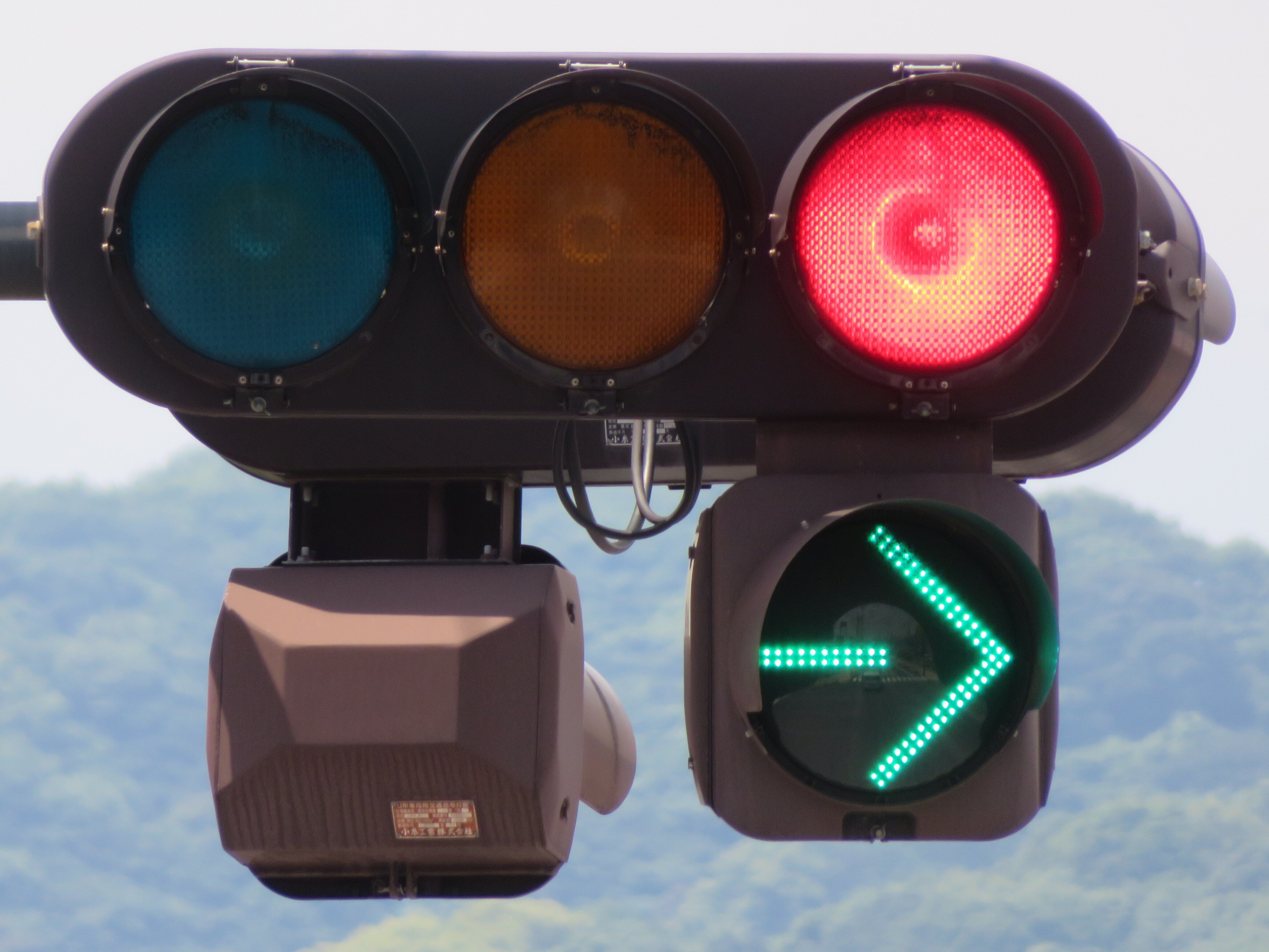 山口県の信号機】3色薄型の信号灯器に厚型矢印信号灯器｜るーと