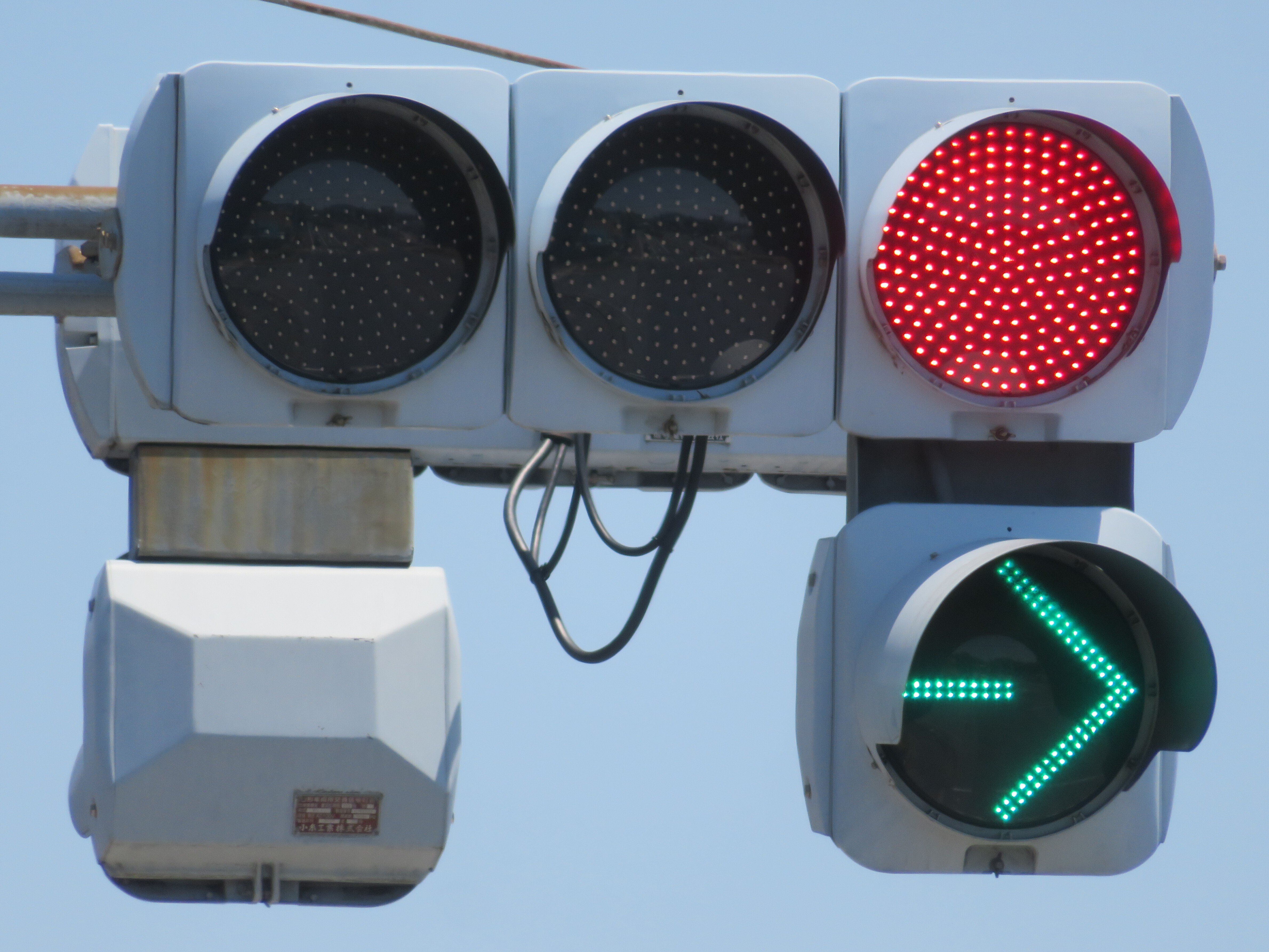 山口県の信号機】3色薄型の信号灯器に厚型矢印信号灯器｜るーと