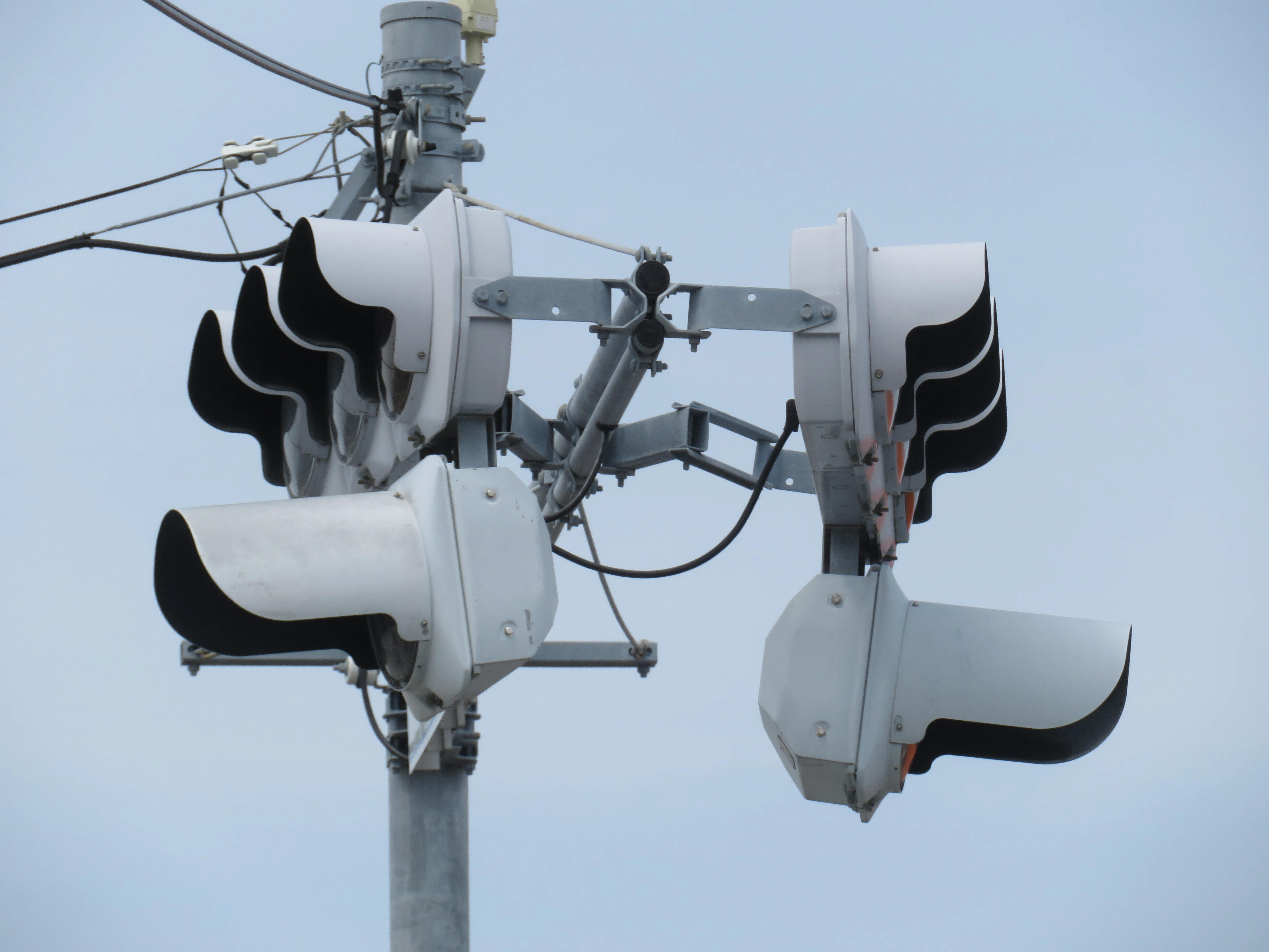 山口県の信号機】3色薄型の信号灯器に厚型矢印信号灯器｜るーと