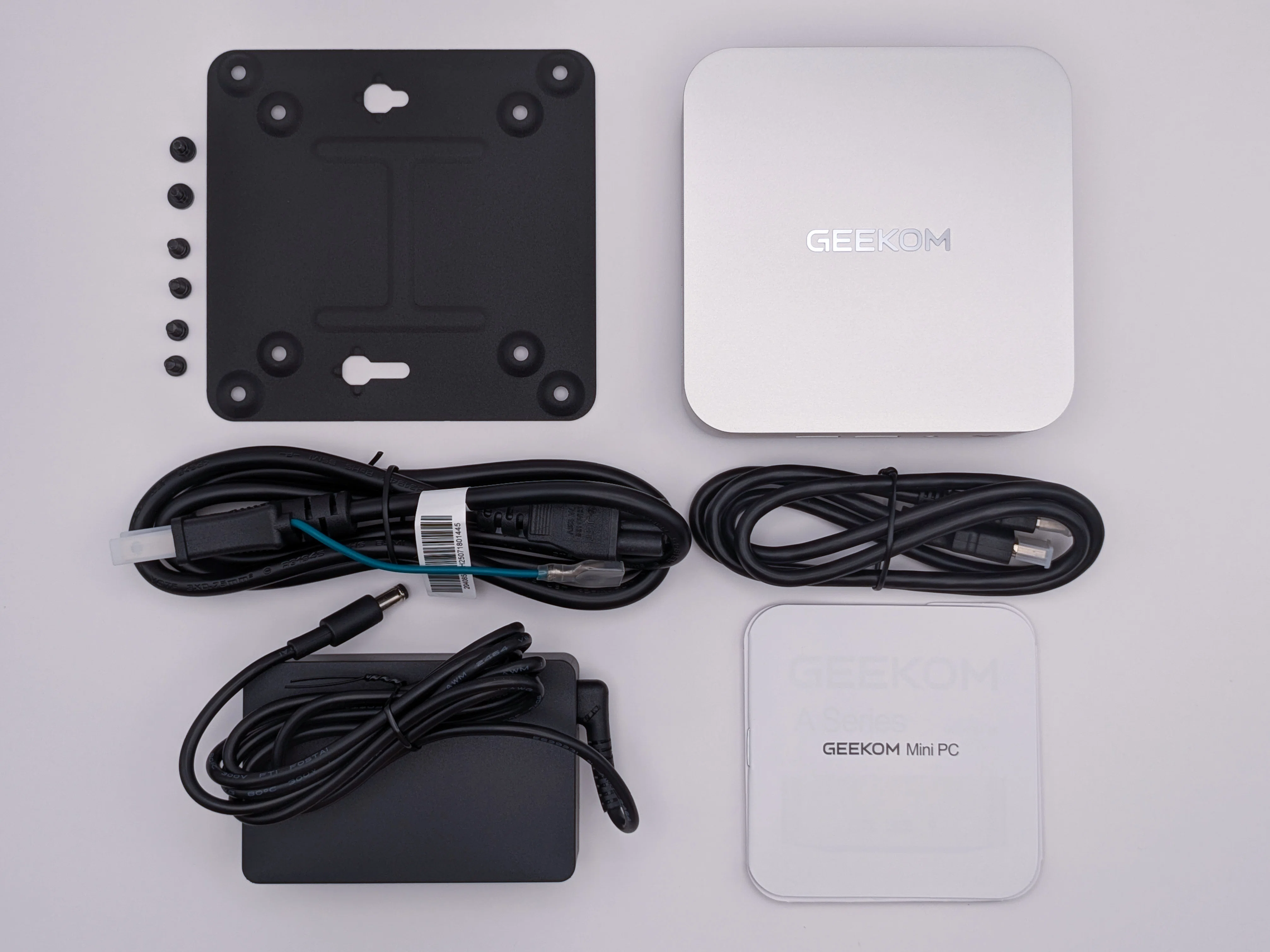 GEEKOM A6 ミニPC　 本体と電源アダプター GEEKOM A6 レビュー：小さくてしっかり「使える」ミニPC！7万円以下の