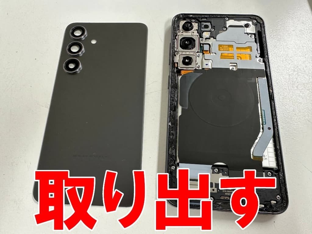 GalaxyS24の画面交換を30580円で対応中！車にひかれてガラスが粉々な