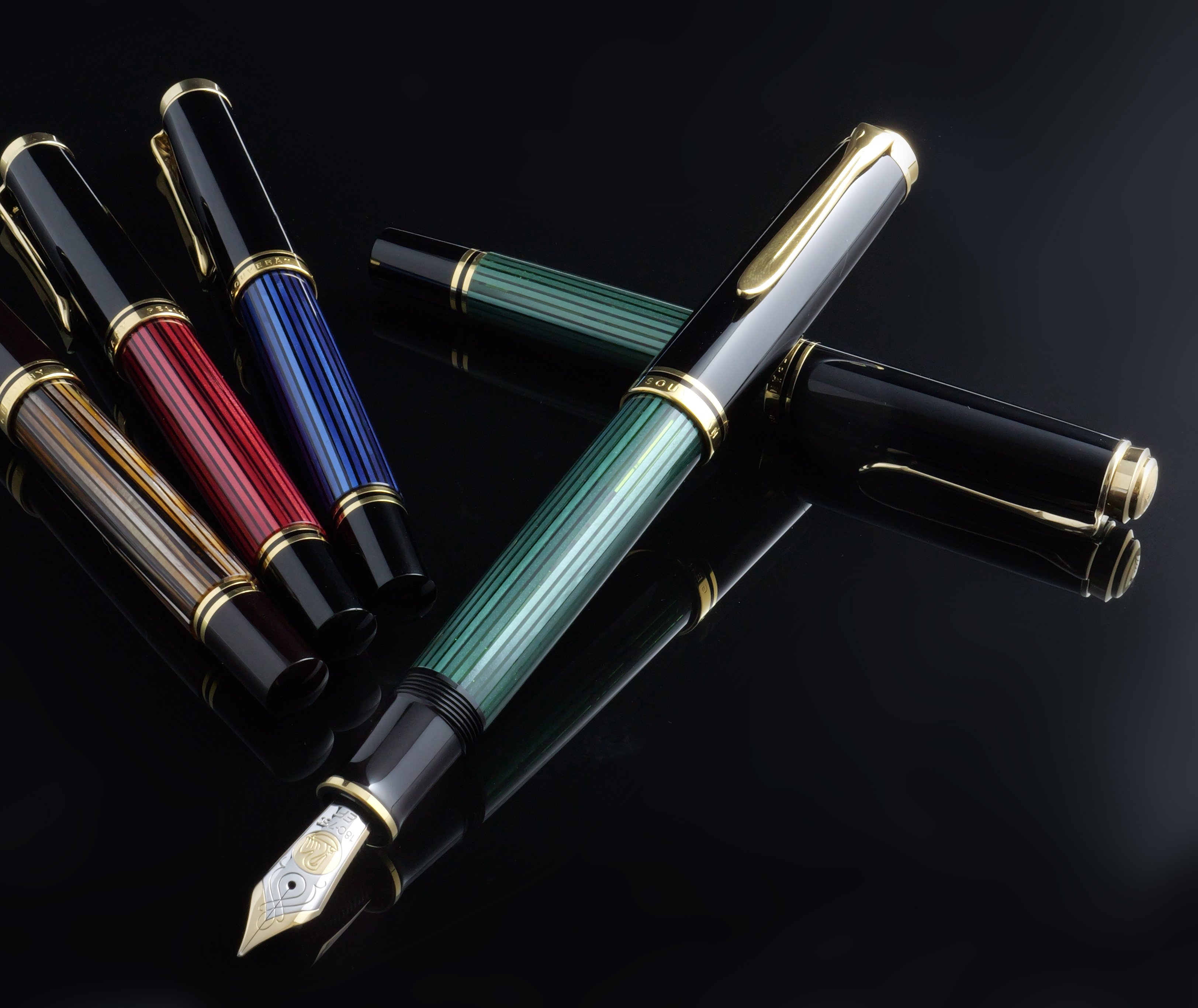 夜に灯る王者の風格：Pelikan Souverän M800 Green Stripe｜Hideo Takehara