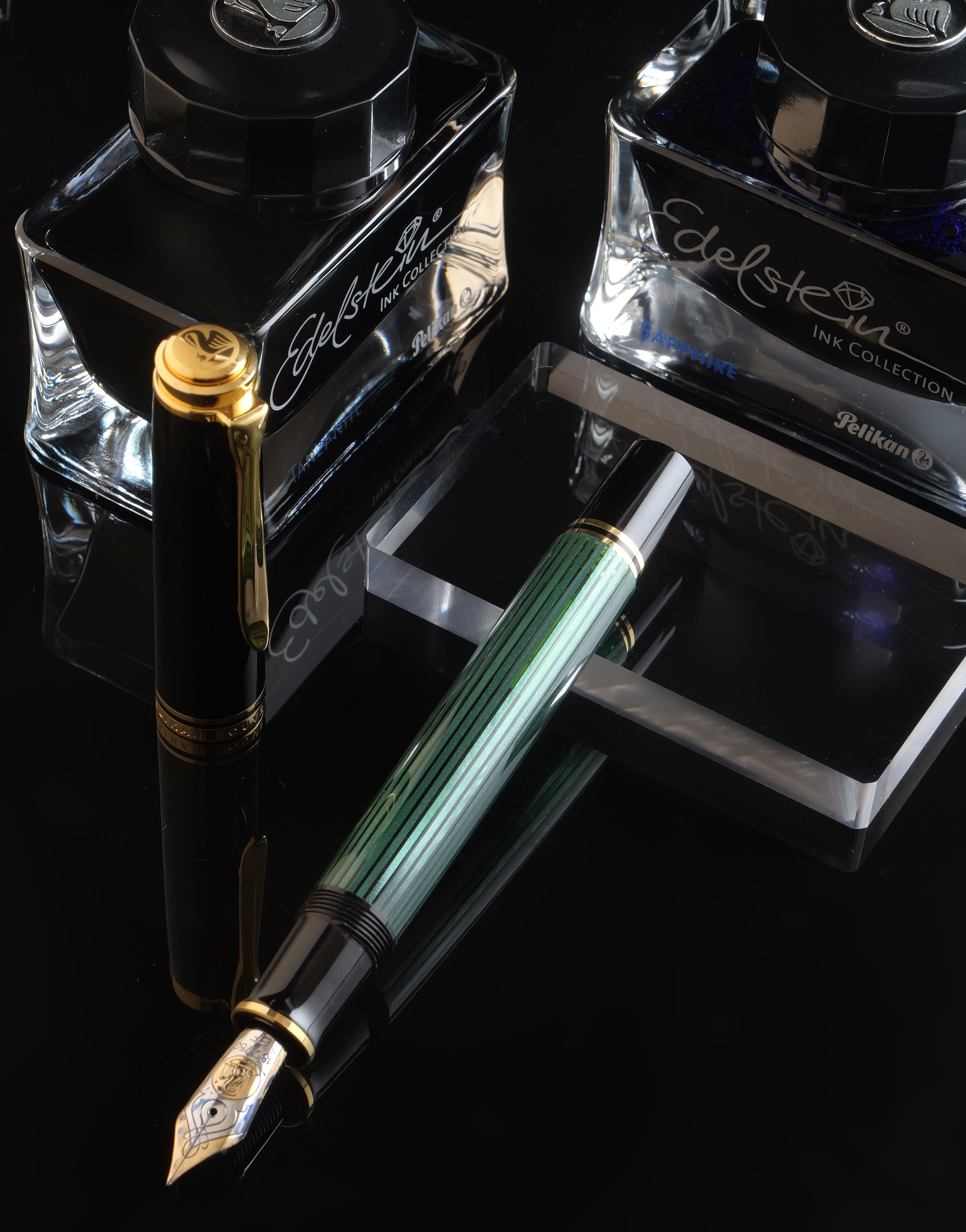 夜に灯る王者の風格：Pelikan Souverän M800 Green Stripe｜Hideo Takehara