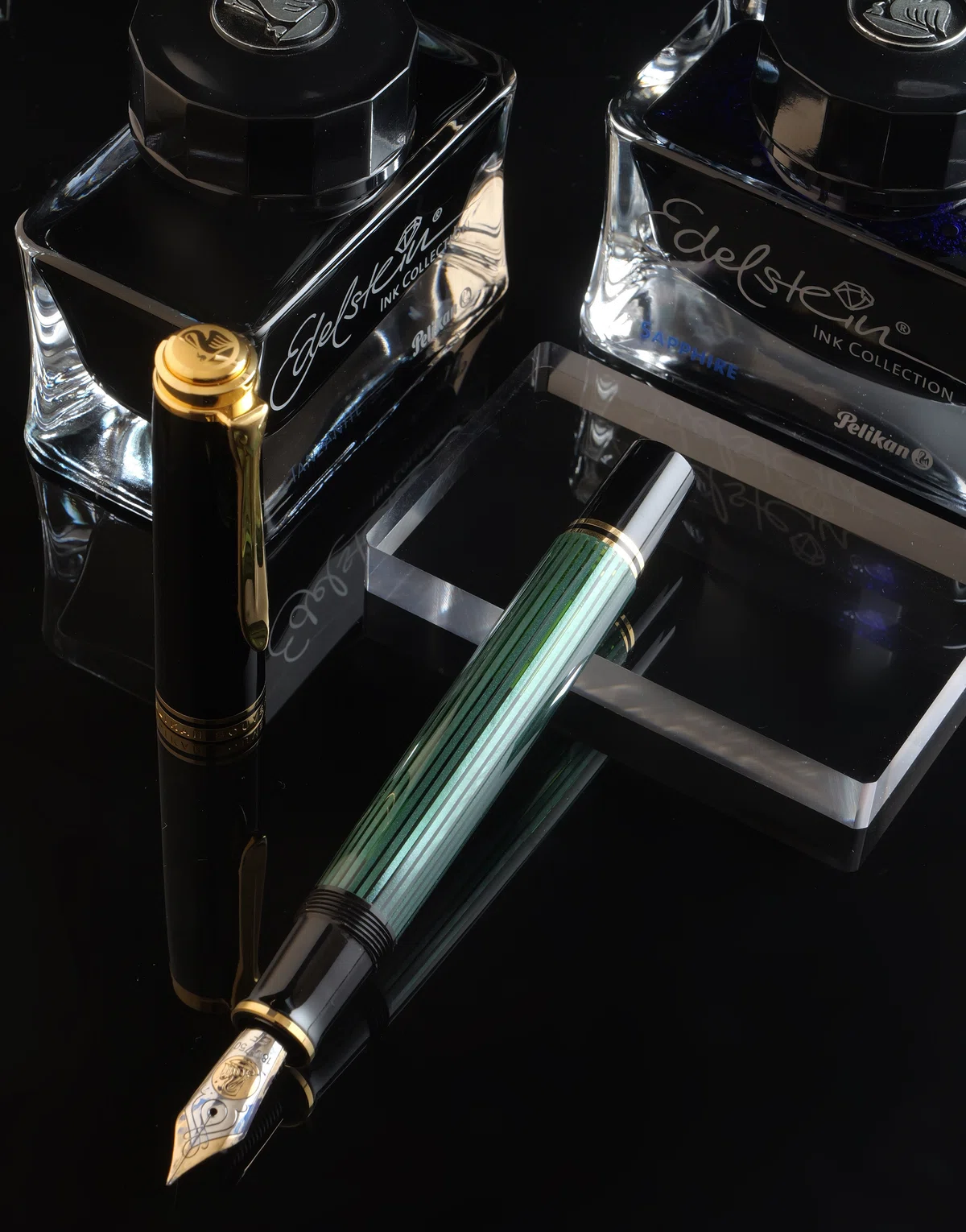 夜に灯る王者の風格：Pelikan Souverän M800 Green Stripe｜Hideo Takehara
