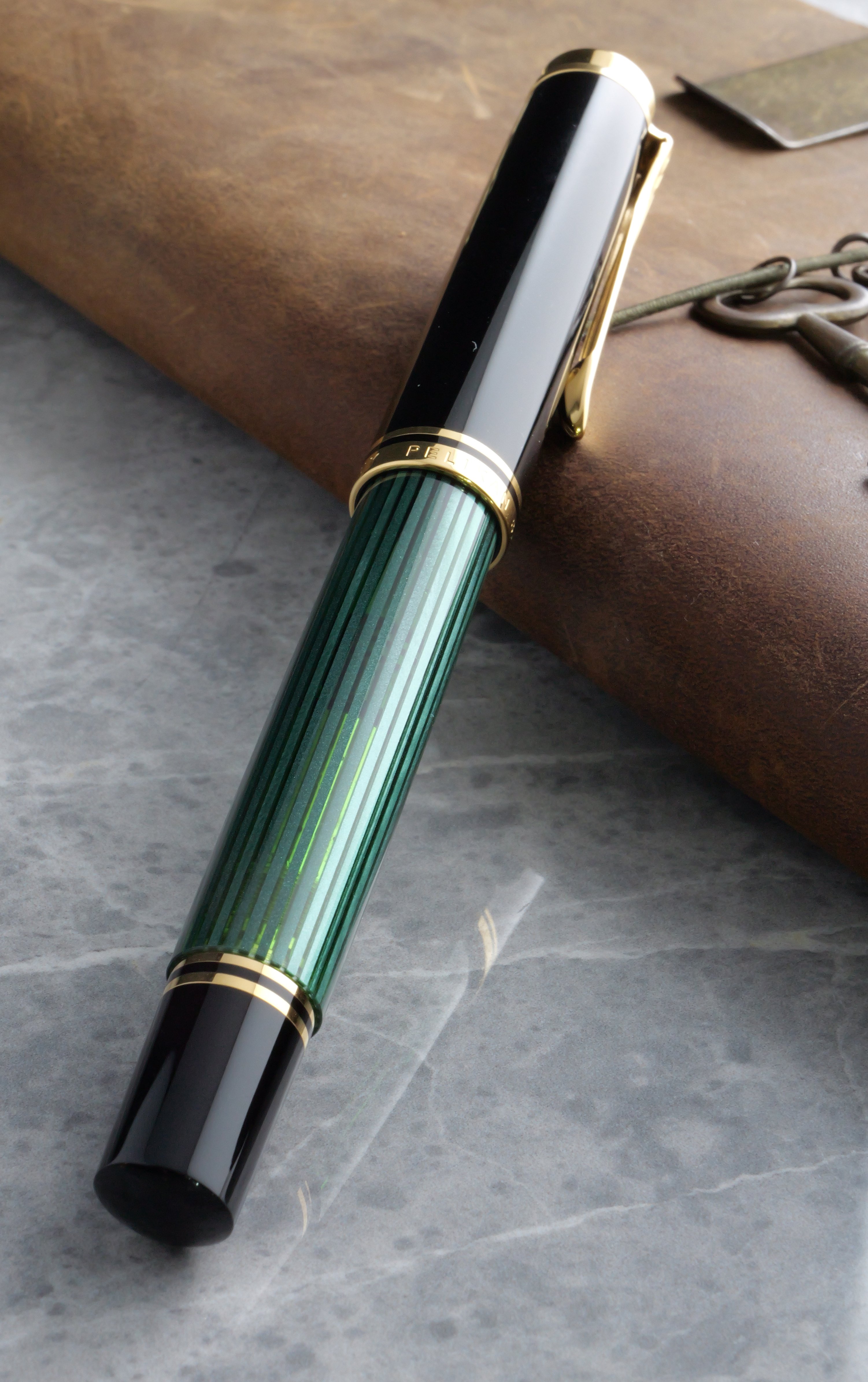 夜に灯る王者の風格：Pelikan Souverän M800 Green Stripe｜Hideo Takehara