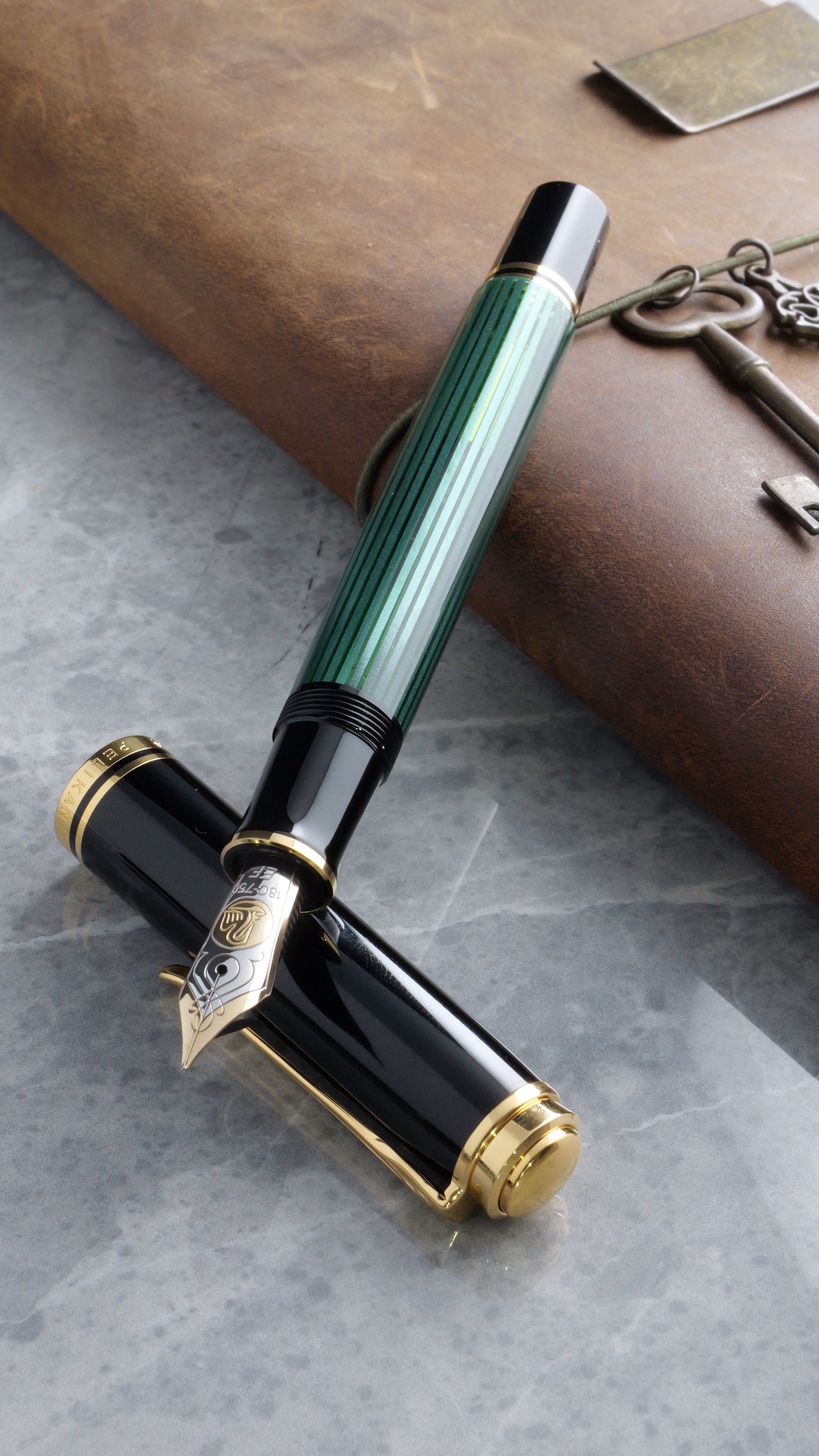 夜に灯る王者の風格：Pelikan Souverän M800 Green Stripe｜Hideo Takehara