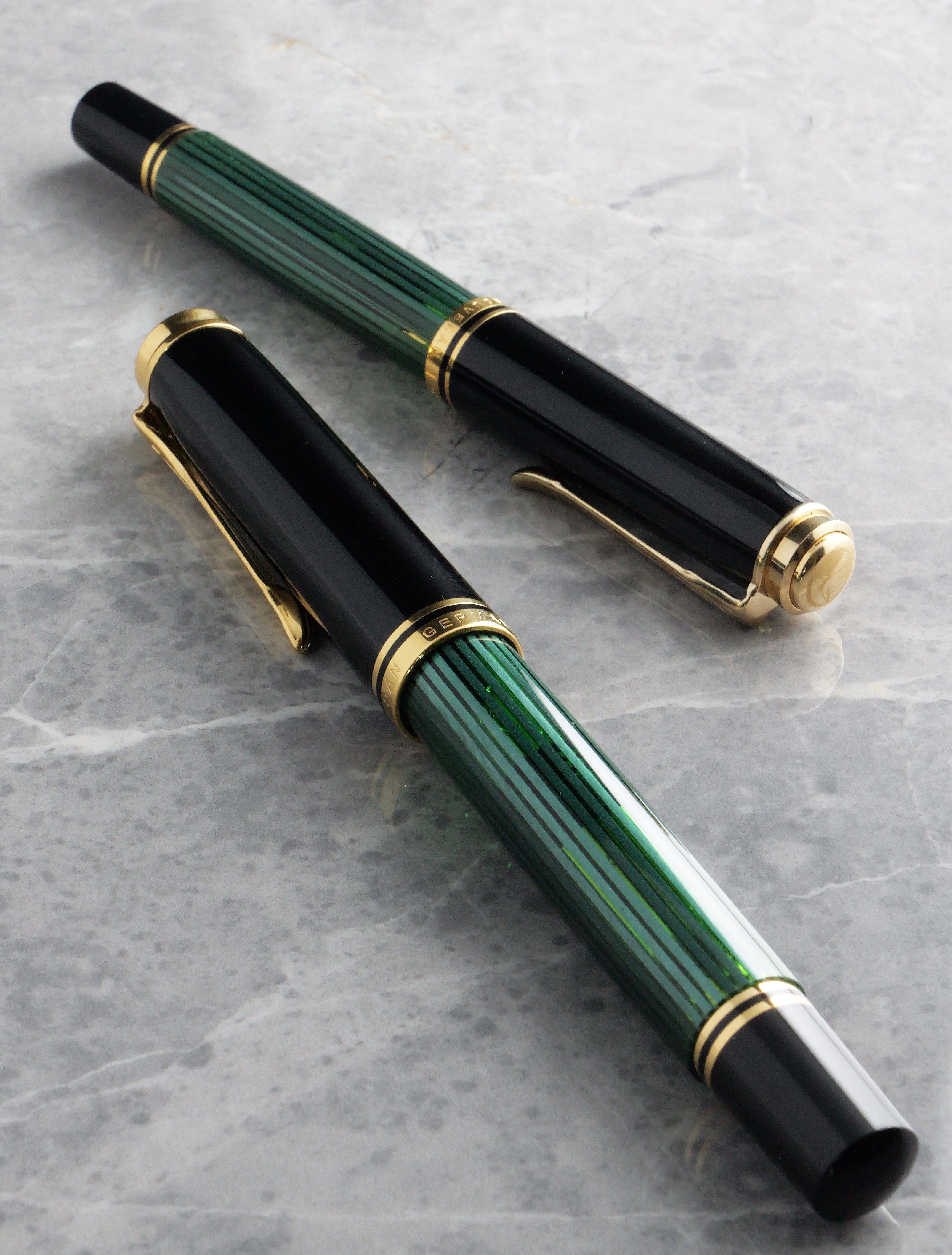 夜に灯る王者の風格：Pelikan Souverän M800 Green Stripe｜Hideo Takehara