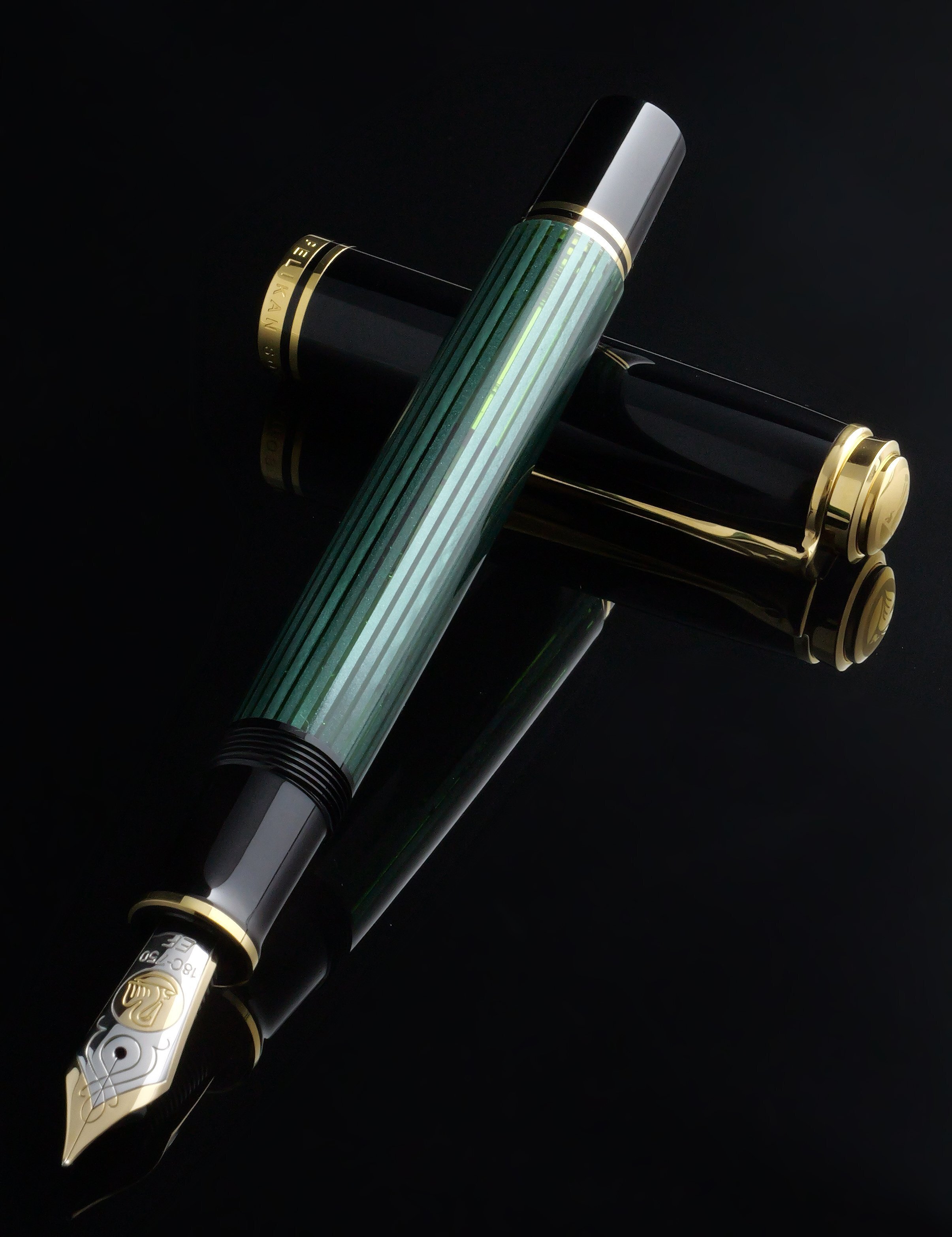 夜に灯る王者の風格：Pelikan Souverän M800 Green Stripe｜Hideo Takehara