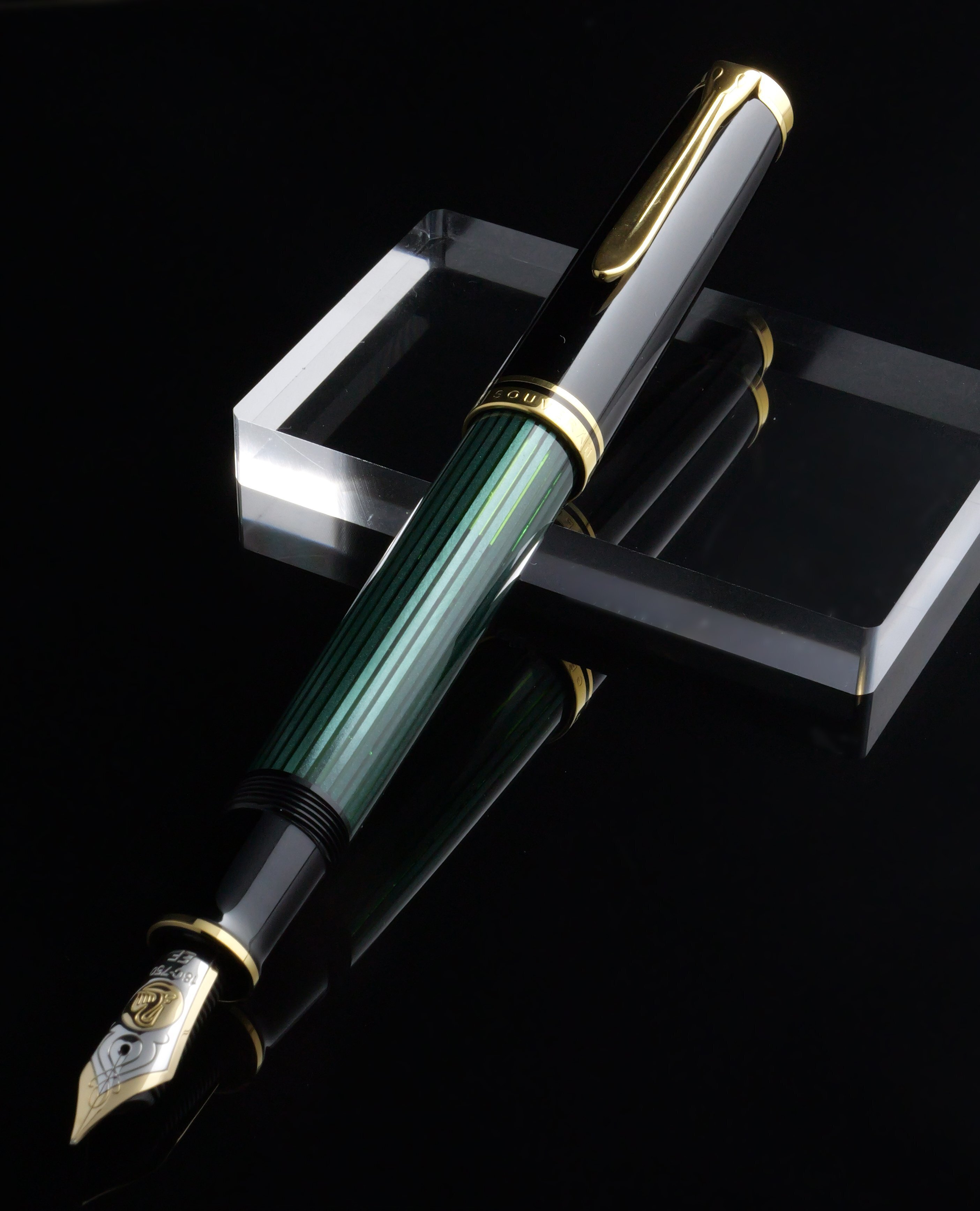 夜に灯る王者の風格：Pelikan Souverän M800 Green Stripe｜Hideo Takehara