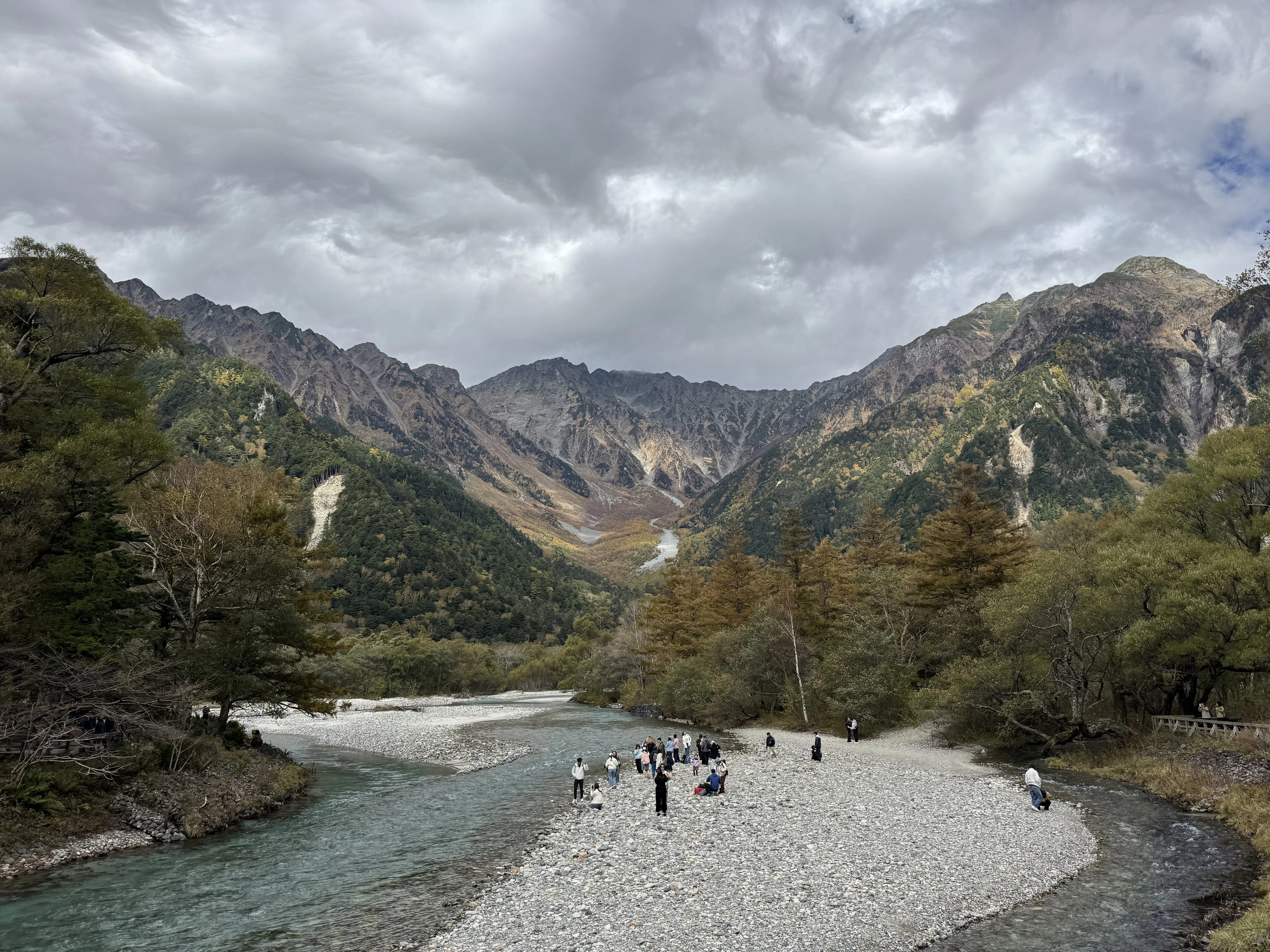 美しいだけじゃない、上高地の今。湿原と河原に刻まれた「新しい道」が