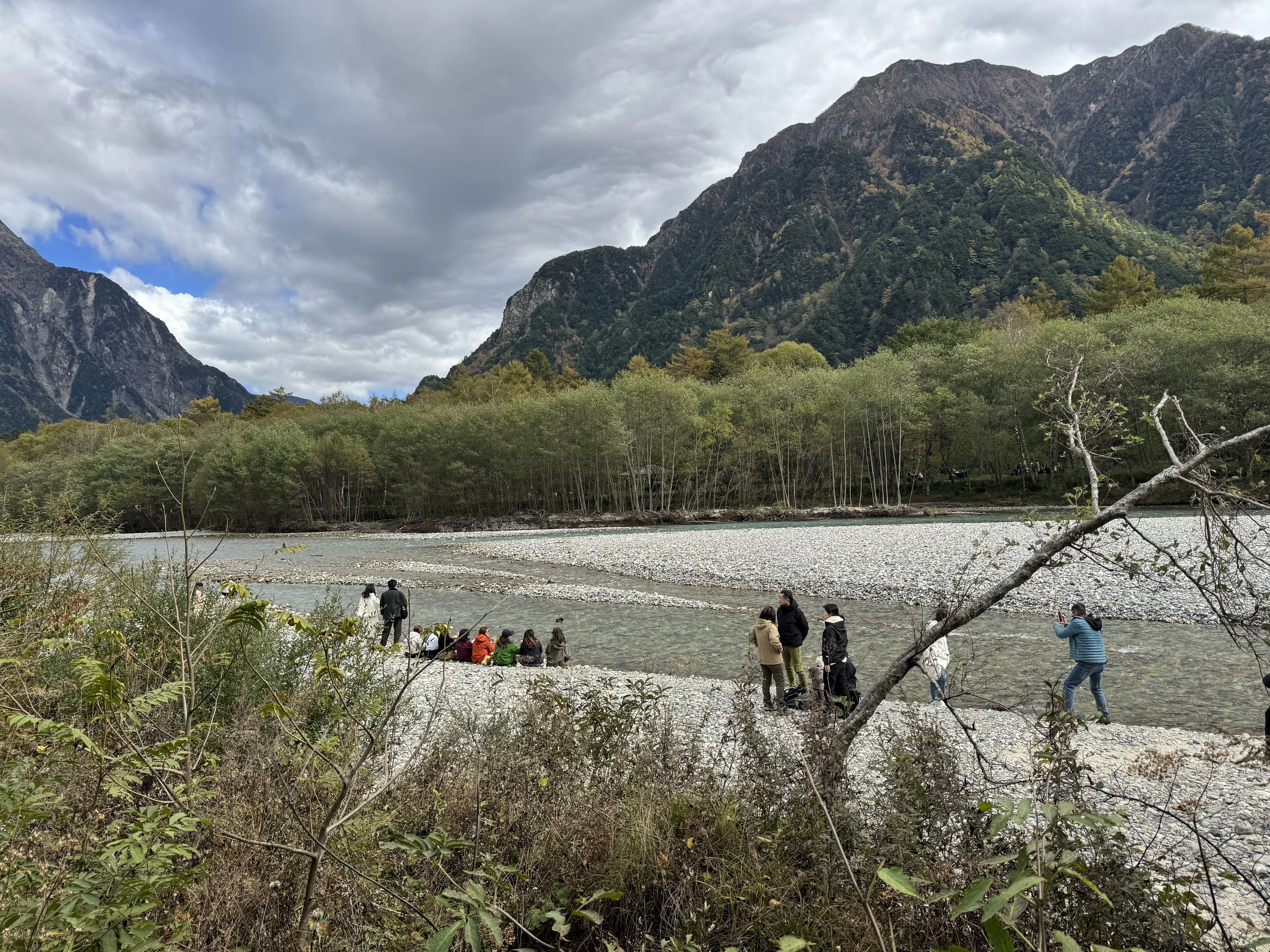 美しいだけじゃない、上高地の今。湿原と河原に刻まれた「新しい道」が